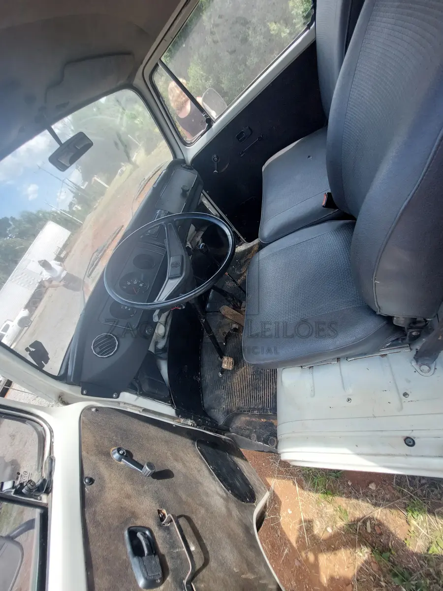 LOTE 014 - Uma camionete da marca  VW/KOMBI, placas IBI6G24, na cor branca, ano/modelo 1993/1994, RENAVAM 616224125, à gasolina.