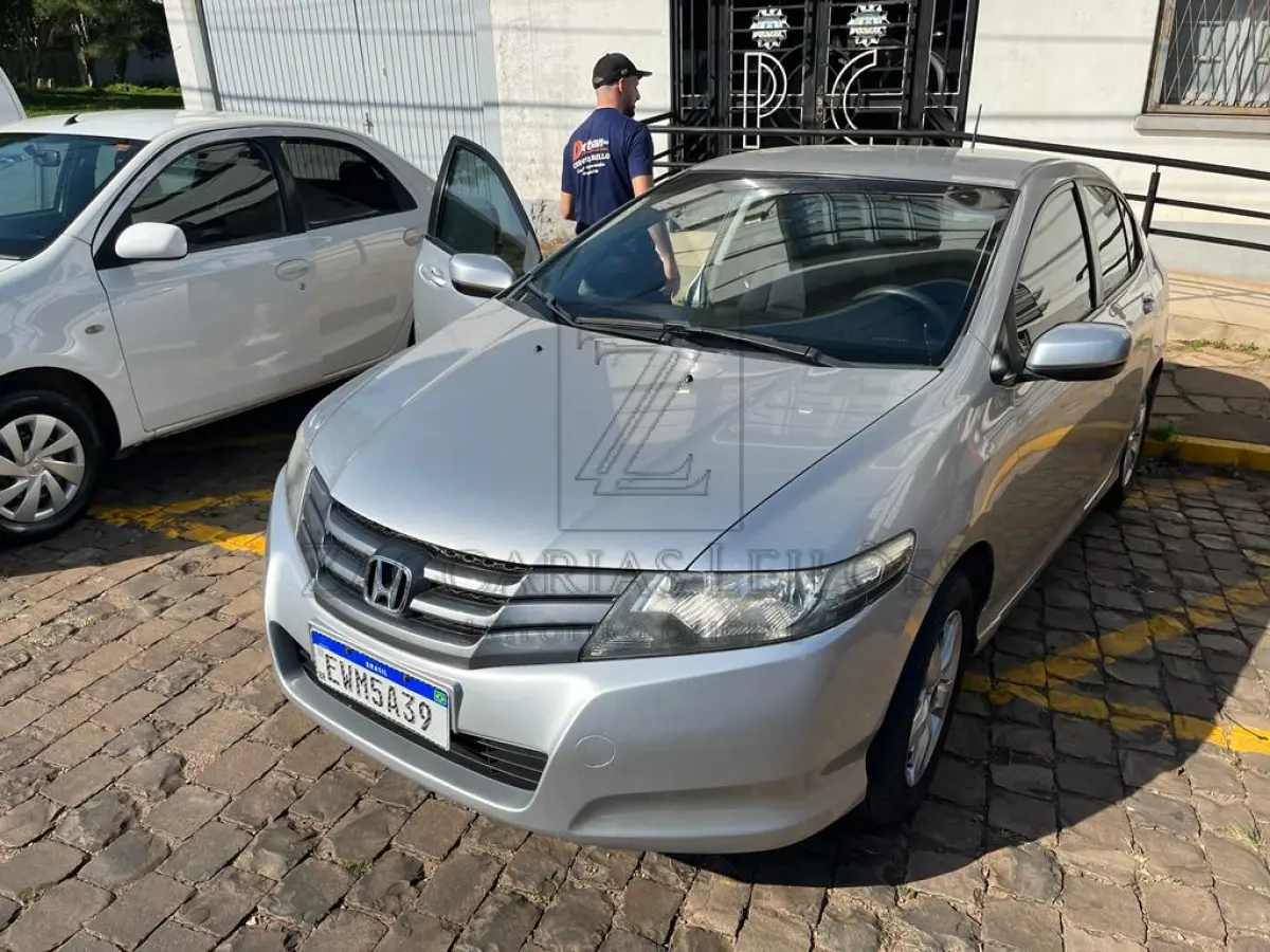 LOTE 007 - Um automóvel da marca HONDA/CITY LX FLEX, PLACAS EWM5A39, na cor prata, ano/modelo  2011/2012, RENAVAM 372409954.