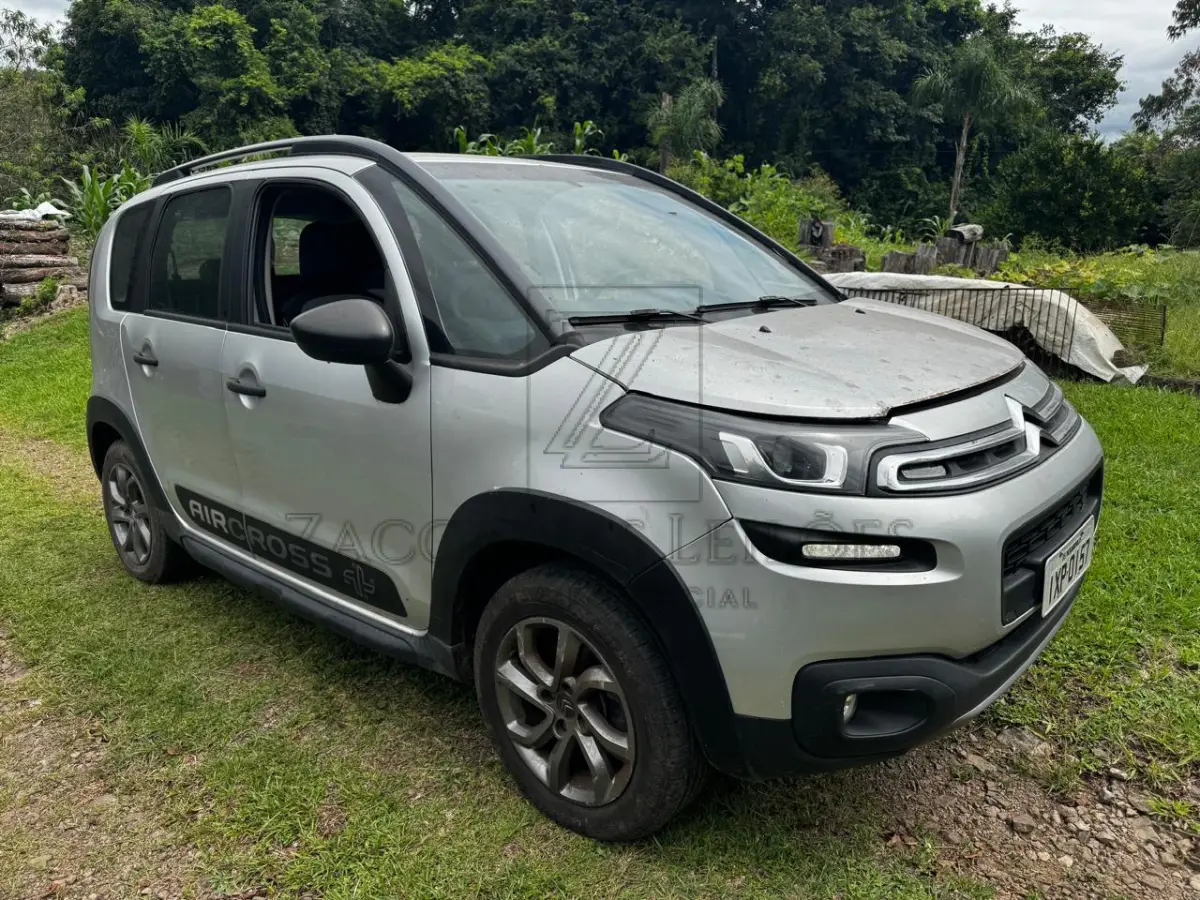 LOTE 003 - Um automóvel da marca CITROEN/AIRCROSS A FELL, placas IXP0157, na cor prata, à Gasolina/Álcool, na cor prata, ano/modelo 2016/2017, RENAVAM 1104626249.