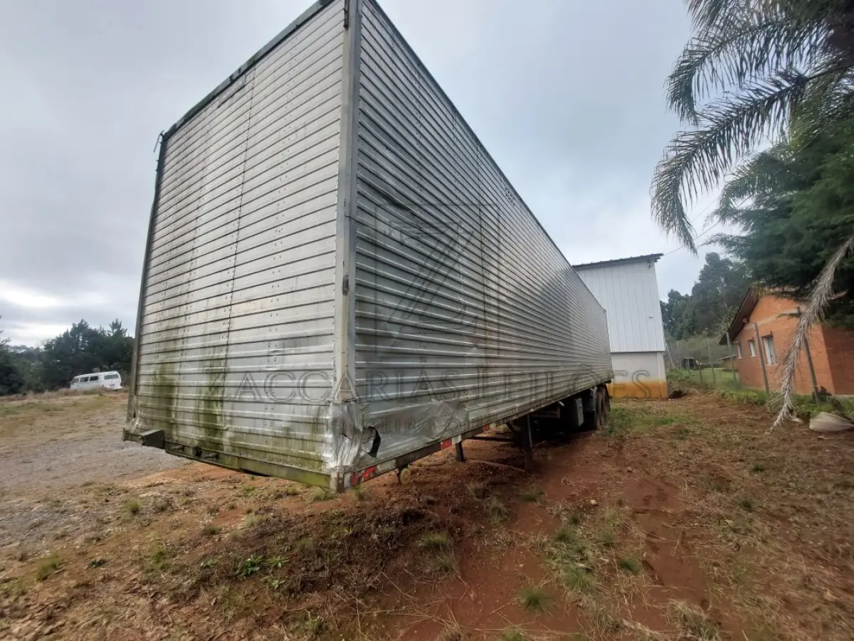 LOTE 003 - Um Semirreboque SR/NOMA SR3E27 BF, placa INB4422, ano/modelo 2006, carroceria fechada, RENAVAM 882151860, COnsta três indfrações vencidas no valor de R$ 728,19.
