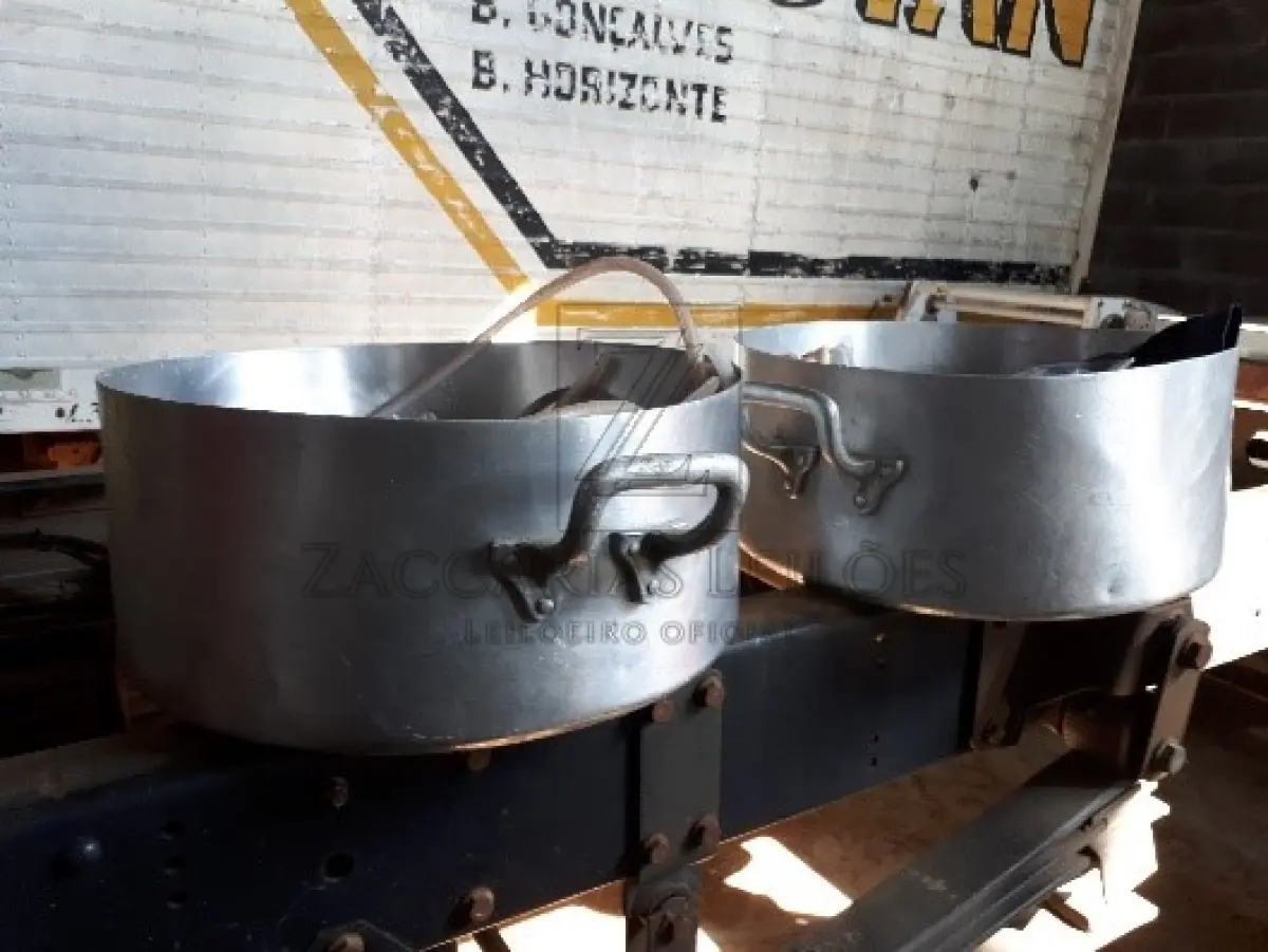 LOTE 009 - Equipamentos de Cozinha: Um forno elétrico NARDELI 22Litros; 1 fogão industrial 4 bocas, PROGÁS; 1 fogão 4 bocas branco, marca ESMALTEC; 1 fritadeira, marca Tedesco; 2 panelas grandes de alumínio.