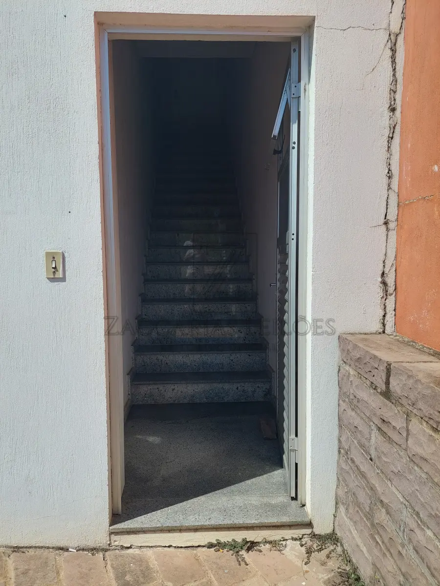 LOTE 001 - Imóvel – Lote número 125, da quadra I, do loteamento Nossa Senhora de Fátima, na cidade de Nova Araçá – RS, com a área de 375,00m², medindo 15,00 e frente: ao Norte, à rua Luiz Zuchetti, lado par, por 25,00m de extensão, da frente ao fundo, por ambos os lados, o qual entesta no fundo; ao Sul, onde tem a mesma medida da frente, com o lote 121, dividindo-se por um lado; ao Leste, com o lote número 124, pelo outro lado; ao Oeste, com a Rua Dom José Barea, lado ímpar, para onde também faz frente e com quem forma esquina. Matricula 12.319 do R.I. da Comarca de Casca RS. Avaliação do imóvel R$ 215.000,00(duzentos e quinze mil reais). 2. Lote número 124, da quadra I, do loteamento Nossa Senhora de Fátima, na cidade de Nova Araçá – RS, com a área de 375,00m², no lado par da rua Luiz Zuchetti, distante 15,00m da esquina da Rua Dom Jose Barea, medindo e confrontado: ao Norte, por 15,00 metros frente com à rua Luiz Zuchetti, por uma área verde; ao Sul, por 15,00m, fundos com o lote 121; por um lado, ao Leste, por 25,00m com o lote número 123; e por outro lado, ao Oeste, por 25,00m, com lote número 125. Matricula 15.450 do R.I. da Comarca de Casca RS. Avalição do Imóveil R$ 215.000,00(duzentos e quinze mil reais). Encontrase edificado sobre os referidos terrenos um Posto de Combustíveis com, aproximadamente, 900m² de área construída, composto de 04 (quatro) bombas duplas (08 (oito) bicos de abastecimento), uma lavagem de veículos, lanchonete, 2 banheiros, escritorio e sala de jogos, sendo a parte superior composta por 02 (dois) Apartamentos residências de aproximadamente, 60m² cada um. Bens em bom estado de conservação. Avaliação R$ 2.450.000,00 (dois milhões, quatrocentos e cinquenta mil reais). Total da Avaliação é de R$ 2.880.000,00 (dois milhão, oitocentos e ointenta mil reais).