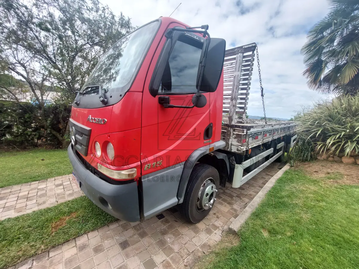 LOTE 006 - Um caminhão da marca M. BENZ/ACELLO 815, placas KPX3I07, na cor vermelha, ano/modelo  2013/2013, RENAVAM 997869941. Características Especiais: Carroceria: 6.6m, Suspensão Modificada  170mm, Alteração de Iluminação ou Sinalização.