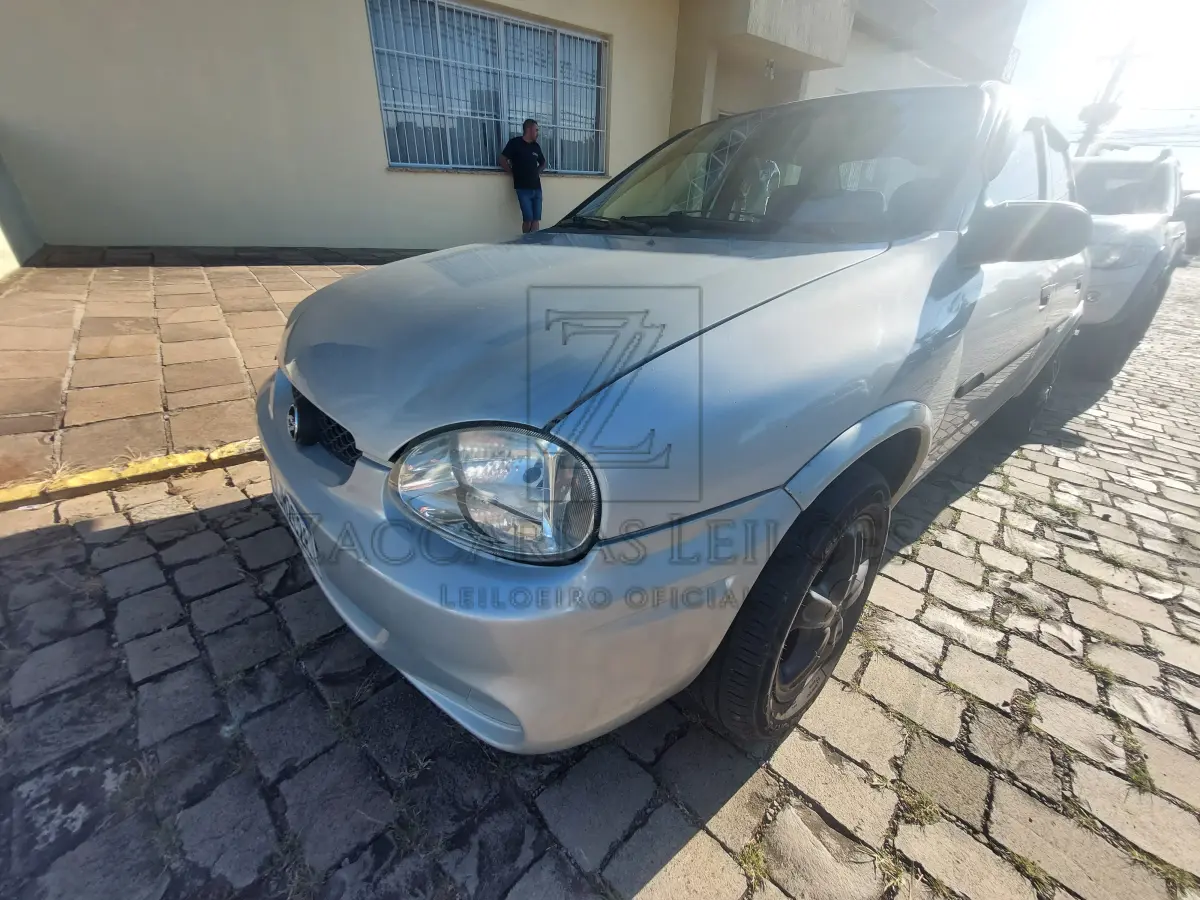 LOTE 013 - Um automóvel da marca GM/CORSA WIND, placas IJM2C28, na cor prata, ano/modelo 2000/2001,  à gasolina, RENAVAM 736664084.