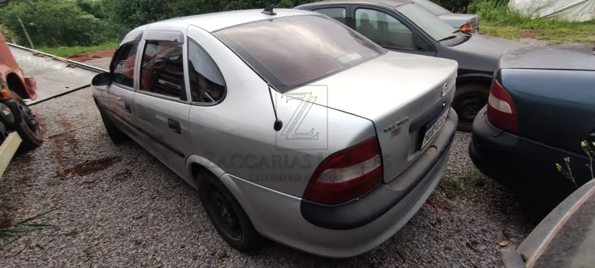 LOTE 013 - Um automóvel da marca GM-CHEVROLET/VECTRA GLS, placas HUR9C85, na cor prata,  ano/modelo 1996/1997, à gasolina, RENAVAM 656927267.