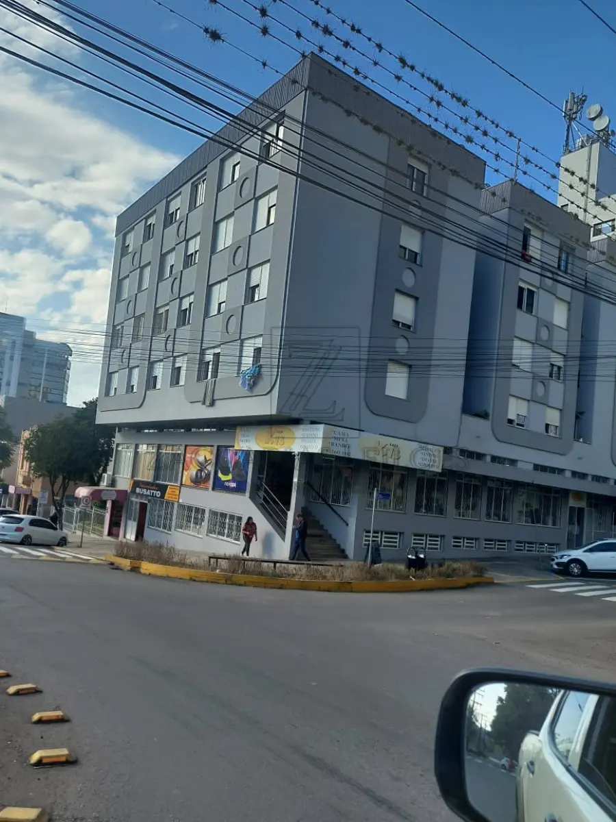 LOTE 001 - ÍMOVEL: O apartamento nº 505, sito no quinto pavimento do prédio nº 826 da Rua 24 de Maio, o edifício Leal, nesta cidade, localizado no lado direito da fachada sul, para um observador colocado diante desta fachada, na Rua 24 de Maio, composto de 3 dormitórios, uma dependência de empregada, 2 banheiros, uma sala de estar, uma área de serviço, e uma cozinha, com área própria de 84,96m², área de uso comum, 6,36m² e área total de 91,32m², no que corresponde uma fração ideal de 0,028243 nas coisas de uso comum e no terreno onde se assenta o prédio, o lote nº 416 da quadra 31, zona 02, distrito 01, com área de 600,00m² de terras que confrontam: ao norte, por 30,00 metros, com terras de Agenor Abruzzi; ao sul, por 30,00 metros, com a Rua 24 de Maio; ao leste, por 20,00 metros, com o lote 366 e ao oeste, por 20,00 metros, com a Av. Osvaldo Aranha. MATRÍCULA Nº 5.222 do R. I. da Comarca De Veranópolis/RS.