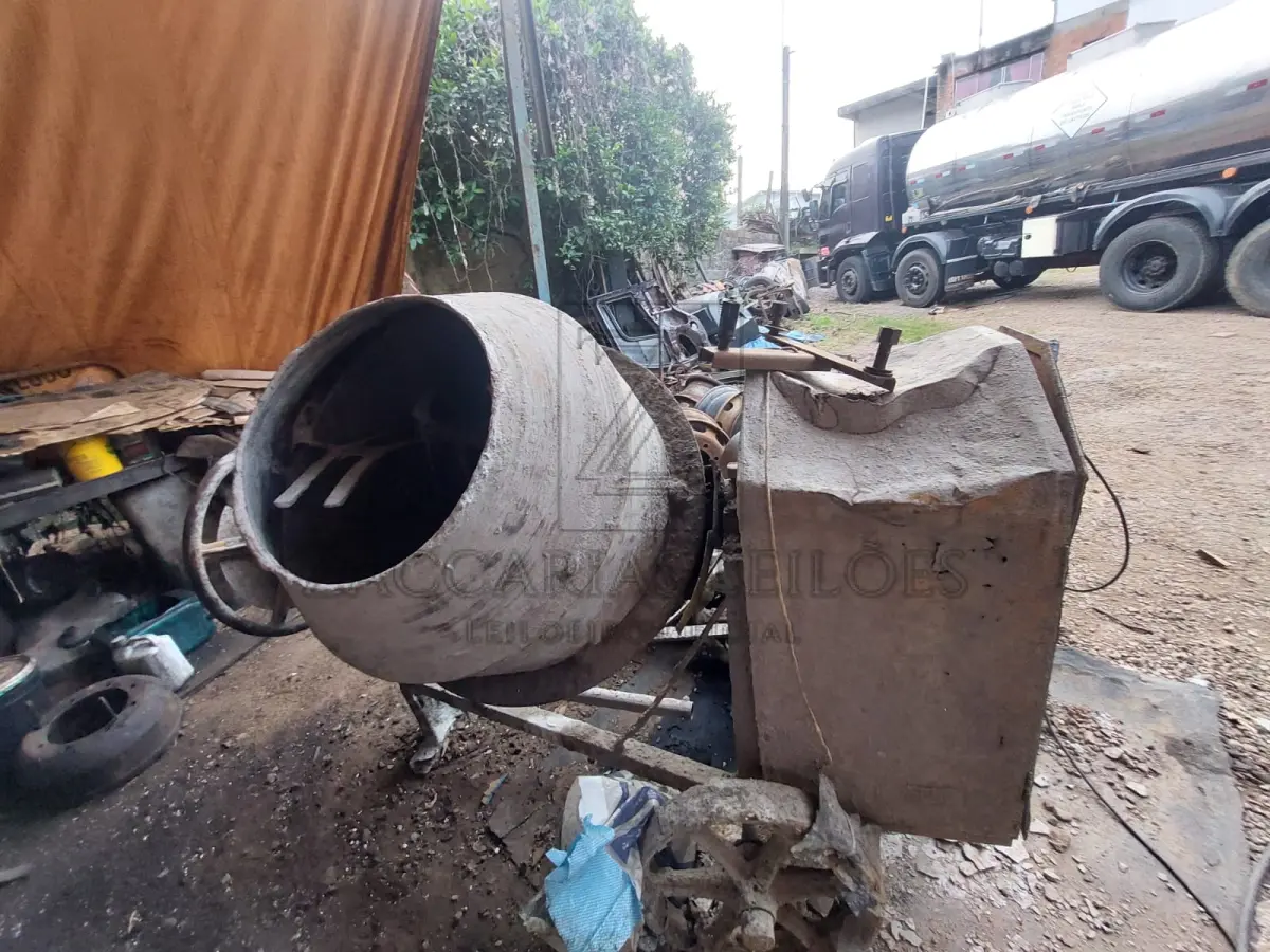 LOTE 010 - (2) betoneiras da marca MENEGEVATTI, 450 litros, com aproximadamente 2 anos de uso, em  ótimo estado de conservação e funcionamento.
