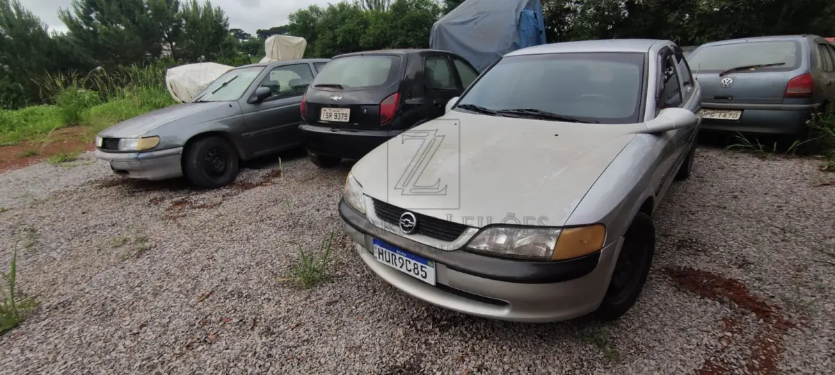 LOTE 013 - Um automóvel da marca GM-CHEVROLET/VECTRA GLS, placas HUR9C85, na cor prata,  ano/modelo 1996/1997, à gasolina, RENAVAM 656927267.