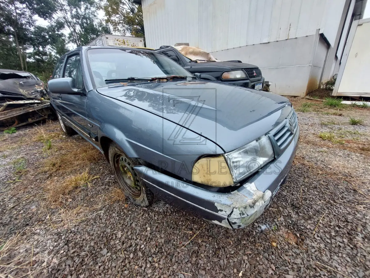 LOTE 014 - Um automóvel da marca VW-VOLKSWAGEN/SANTANA GLS 2000, placas BGG4044, na cor  cinza, ano/modelo 1991/1991, RENAVAM 434569437.