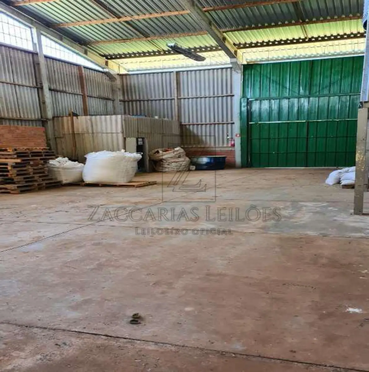 LOTE 001 - Estritamente as Benfeitorias, ou seja, 01 - Um pavilhão medindo 21,00m x 25,30m, num total de 531,30 m². Avaliada em R$ 494.300,00 (quatrocentos e noventa e quatro mil e trezentos reais) e 02 - Uma construção onde funciona o escritório 12,00m x 6,60m, num total de 79,20m². Avaliada em R$ 52.728,00 (cinquenta e dois mil, setecentos e vinte e oito reais), edificadas sobre  Parte ideal com área ideal de 3.390,00m², conforme contrato de compra e venda anexado ao Laudo de Avaliação, dentro do todo maior do “LOTE 01, da Quadra B, do Loteamento Industrial, destinado à edificação e instalação vínculada à atividade agroindustrial ou industrial, em André da Rocha - RS, com a área de 15.010,50m², medindo 122,80m de frente, ao OES-SUDOESTE, à Rua Marcolino Pereira Vieira, lado par, por 185,74m de extensão da frente ao fundo por um lado, ao LÉS-SUDESTE, com a Rua C, para onde também faz frente e com quem forma esquina, e 114,47m também da frente ao fundo, pelo outro lado, ao OÉS-NOROESTE, com a Rua A, para onde também faz frente, entestando no fundo ao NOR-NORDESTE, onde mede. 100,00m com a Rua B. MATRÍCULA nº 18.214, do R. I. da Comarca de Nova Prata/RS.
