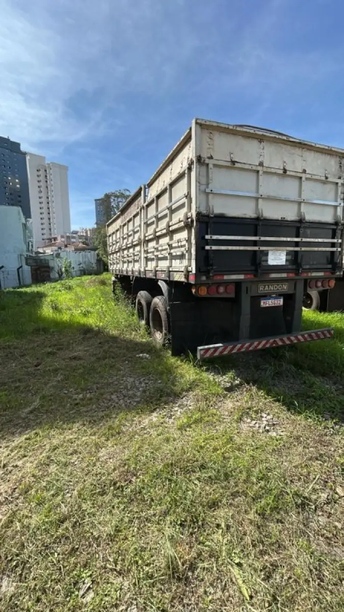 LOTE 004 - Semirreboque de carga da marca RANDON SR CA, ano/modelo 2005/2005, dois eixos cor branca, placa  MFL5G32, chassis nº 9ADG075255M216916.