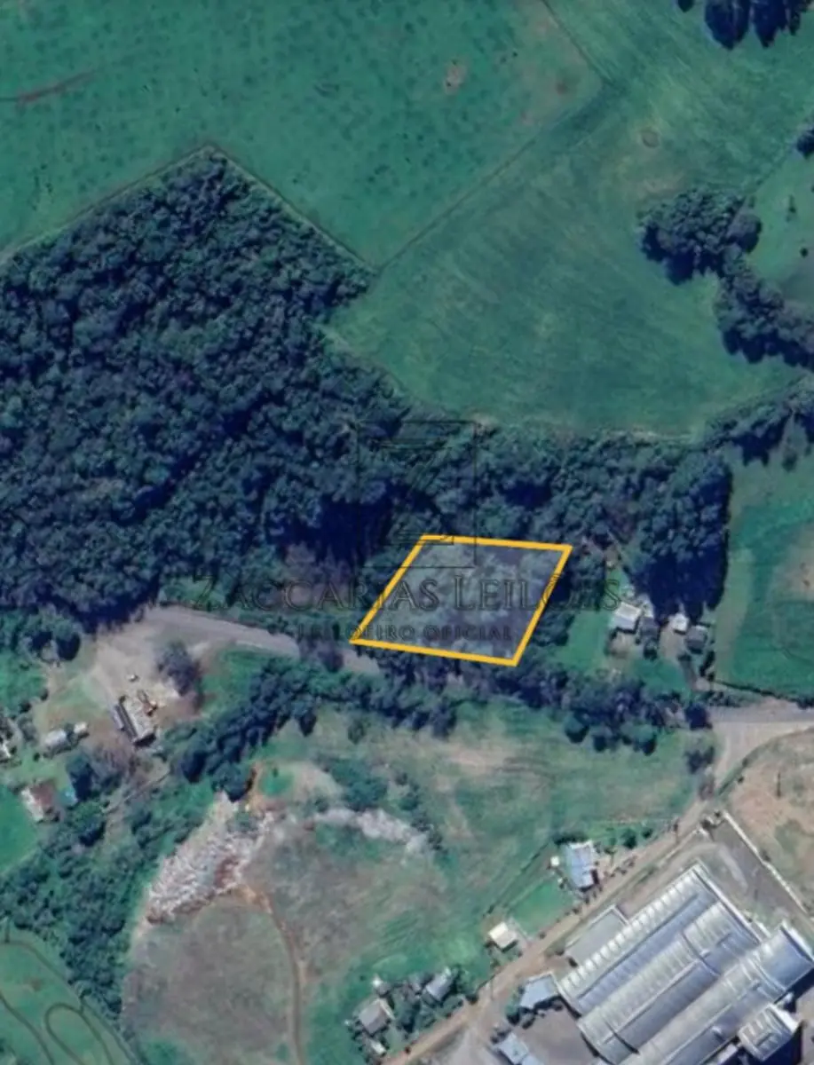 LOTE 001 - Parte ideal de Terras de Cultura do Lote Rural nº 31, situado na Serra do Carreiro, lugar  denominado Barra Seca, no município de Paraí/RS, com área de 5.948,00 m2, dentro do todo maior  com a área superficial de 33.948,00m², (Trinta e três mil novecentos e quarenta e oito metros  quadrados), sem benfeitorias confrontando-se: ao NORTE, com terras remanescentes de Arcangelo  Menegat, Dioneia Menegat e Deonisio Dal Pozzo; ao SUL, com terras do lote rural n' 30, dos sucessores  de Jose Coloriti; ao LESTE, com terras de Santo Mezzomo, e ao OESTE, com a RS/324. Matrícula nº  R.14-12.077 do Registro de Imóveis da Comarca de Casca RS.