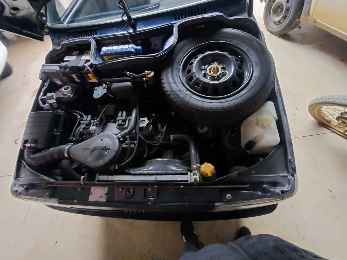 LOTE 008 - Um automóvel da marca FIAT/UNO ELETRONIC, placas IBM2392, ano/modelo 1994/1994, na cor  azul, à Gasolina, RENAVAM 617997535.