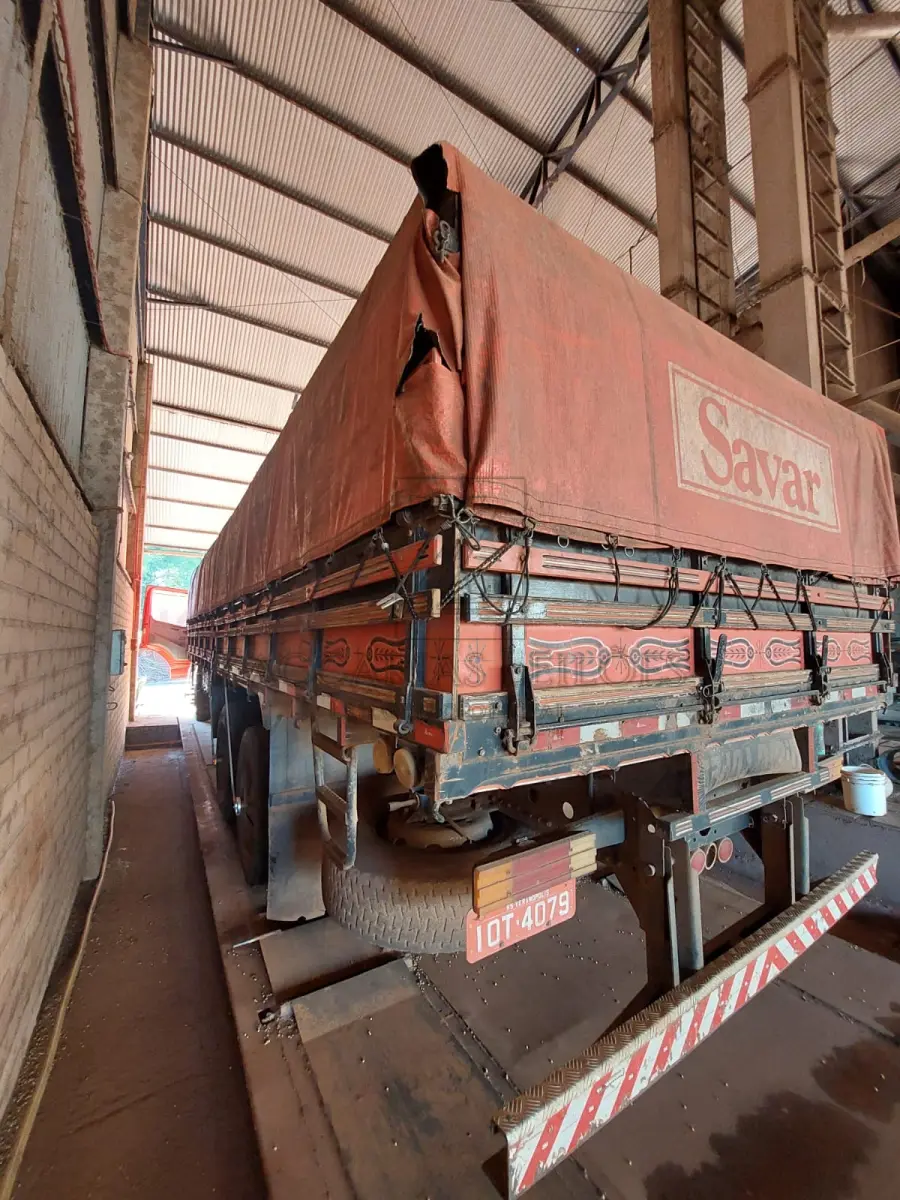 LOTE 003 - Um caminhão da marca M.BENZ/ATEGO 2425, placas IOT4079, ano/modelo 2008, na cor  vermelha, RENAVAM 966074939.