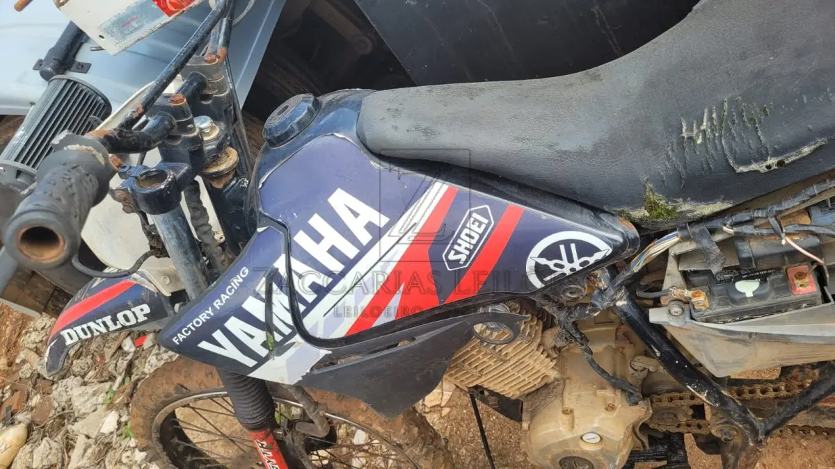 LOTE 009 - YAMAHA, cor preta, sem sinal identificador, placa AAA0000.