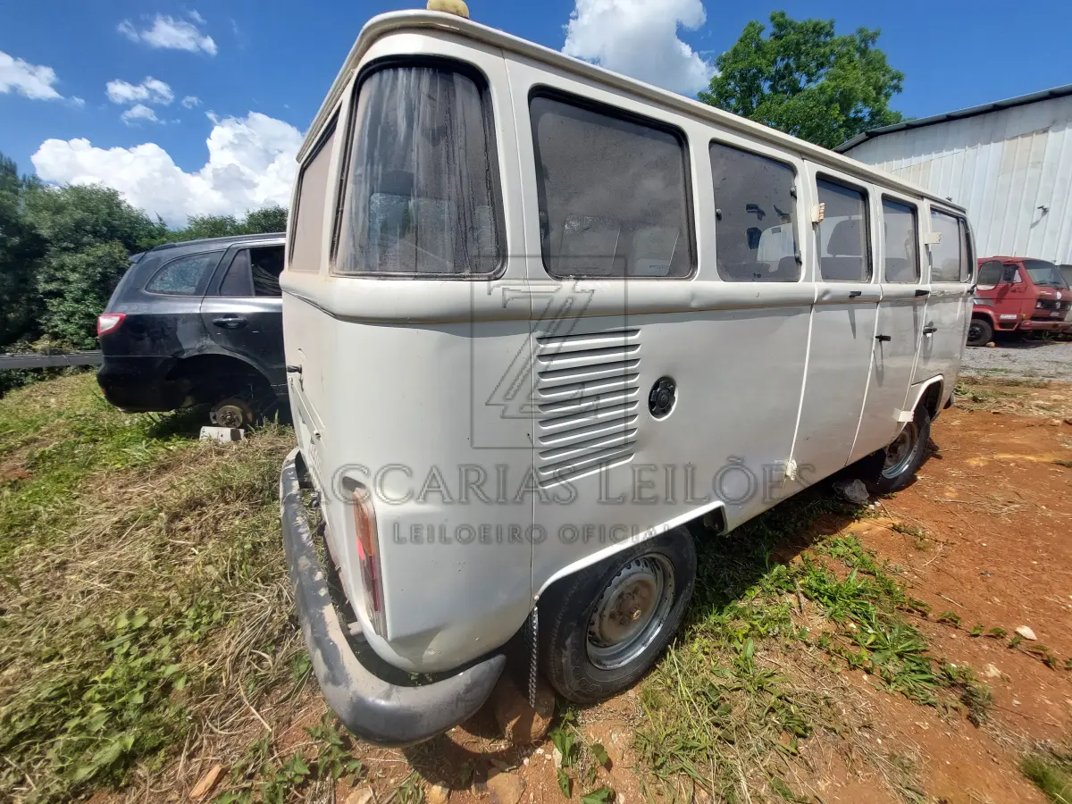 LOTE 014 - Uma camionete da marca  VW/KOMBI, placas IBI6G24, na cor branca, ano/modelo 1993/1994, RENAVAM 616224125, à gasolina.