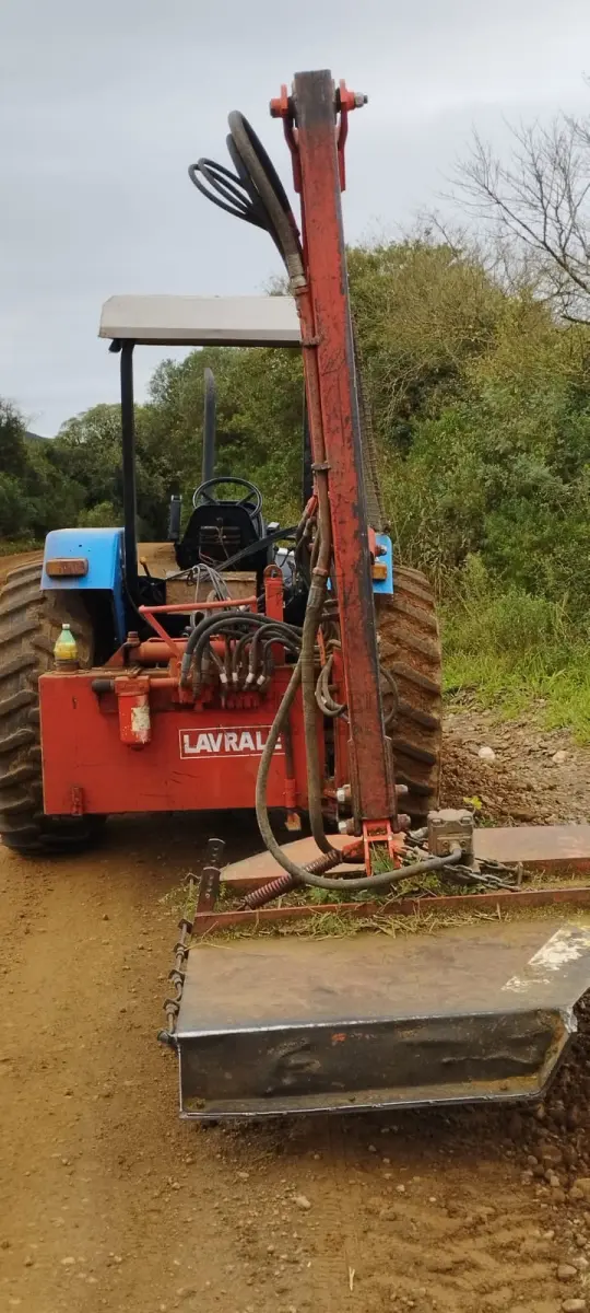 LOTE 011 - Uma Roçadeira articulada da marca LAVRALE, em uso, necessitando  manutenção.