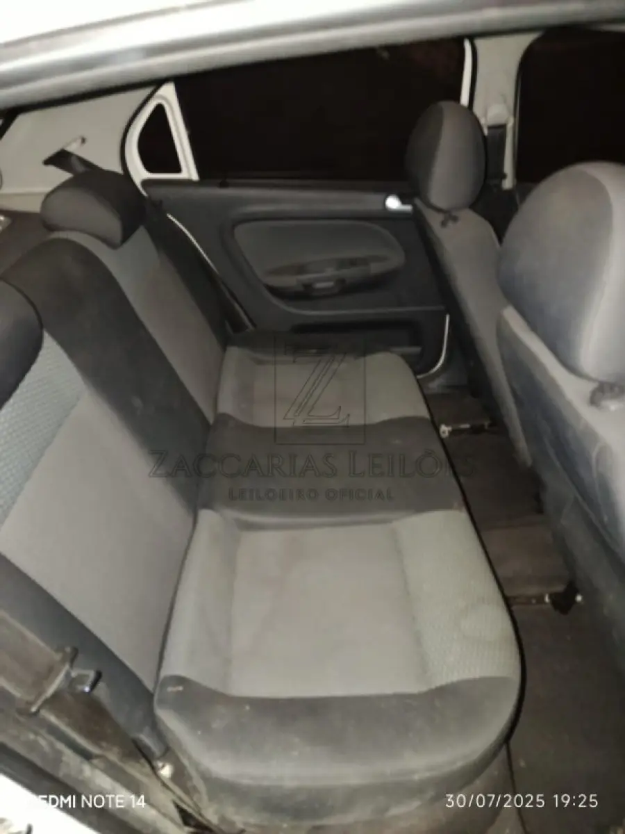 LOTE 008 - Um automóvel da marca VW/GOL 1.0, placas IRZ1G48, na cor branca, RENAVAM 330709976, à  Álcool/Gasolina, ano/modelo 2011/2011.