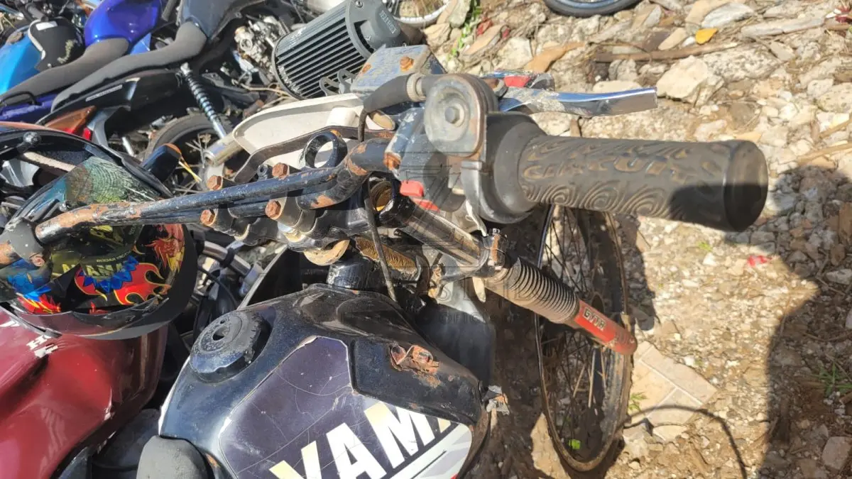 LOTE 009 - YAMAHA, cor preta, sem sinal identificador, placa AAA0000.