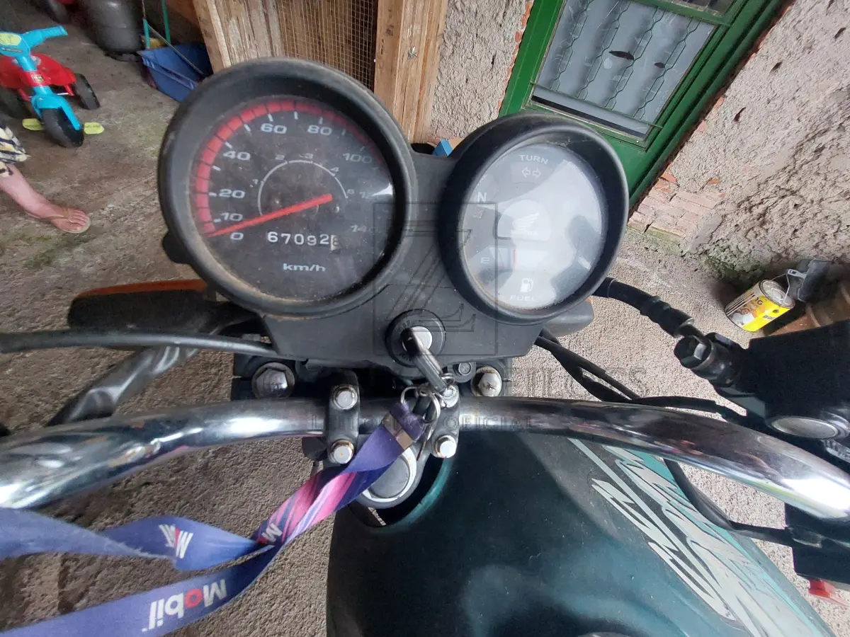LOTE 001 - Uma motocicleta da marca HONDA/CG 125 TITAN ES, placa IKV4888,  na cor verde, ano/modelo 2002/2003, RENAVAM nº 790226464.