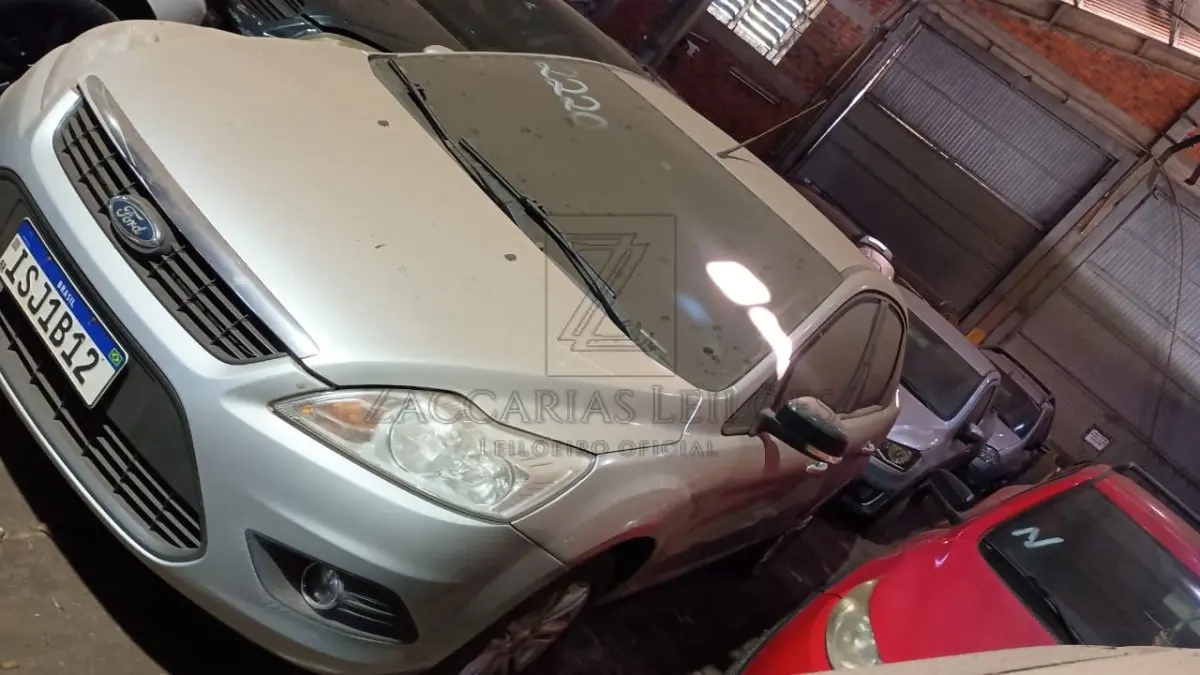 LOTE 003 - FORD FOCUS 2L FC FLEX, placa: ISJ1B12, Ano/modelo: 2011/2011, na cor PRATA. Chassi:  8AFTZZFFCCJ459325, RENAVAM: 00359678971.