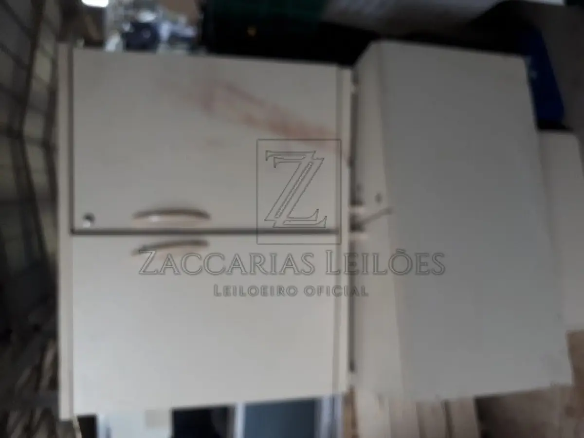 LOTE 006 - MÓVEIS E UTENCILIOS  - 13 cadeiras brancas de plástico; 2 cadeiras com rodizio sem braço; 1 cadeira com rodizio com braço; 19 cadeiras fixas sem braço; 1 cadeira fixa com braço; Uma estação de trabalho, marrom sem gavetas, bem danificada; Uma pia de pestal, marca Deca, branca, quebrada; Treze lixeiras, San remo 20 litros; 12 Lixeiras Marfinite Brancas; 01 longarina de 3 lugares, banco recepção; 02 armários de duas portas, bege, com chaves; 05 balcões de duas portas; 01 Balcão de Recepção; 02 Gaveteiros de 4 gavetas com rodizio; Um tampo de mesa; 2 Bancos Veiculares de Ônibus; Um sofá de dois lugares; Um sofá de três lugares; Duas mesas redondas; dois Conjuntos mesa de refeitório de 4 e 6 lugares; 4 mesas de trabalho em Inox; 3 mesas brancas de 4 lugares; 2 Rack de servidor; 24 rolos de formulário para impressora Um carrinho para bandejas, com cinquenta bandejas; divisórias de pvc e trilhos.