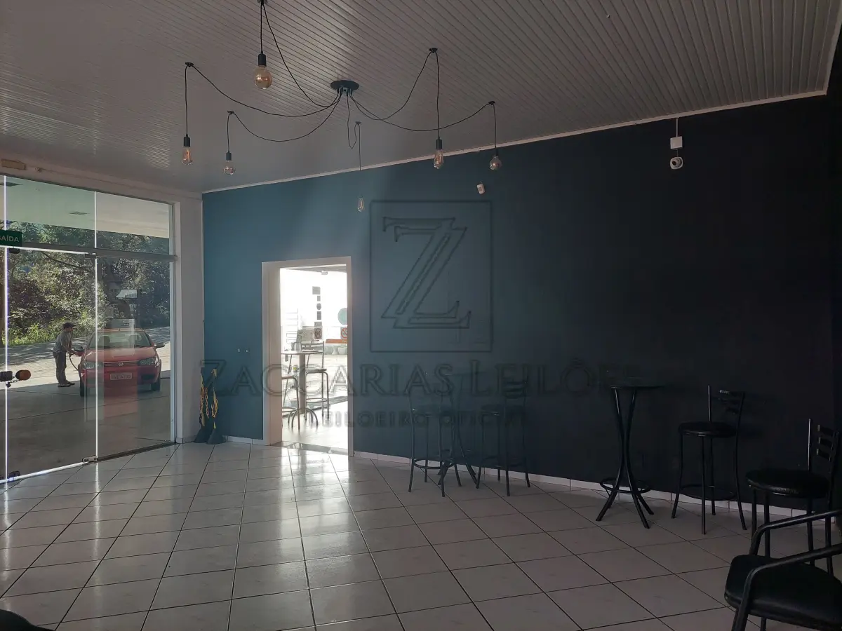 LOTE 001 - Imóvel – Lote número 125, da quadra I, do loteamento Nossa Senhora de Fátima, na cidade de Nova Araçá – RS, com a área de 375,00m², medindo 15,00 e frente: ao Norte, à rua Luiz Zuchetti, lado par, por 25,00m de extensão, da frente ao fundo, por ambos os lados, o qual entesta no fundo; ao Sul, onde tem a mesma medida da frente, com o lote 121, dividindo-se por um lado; ao Leste, com o lote número 124, pelo outro lado; ao Oeste, com a Rua Dom José Barea, lado ímpar, para onde também faz frente e com quem forma esquina. Matricula 12.319 do R.I. da Comarca de Casca RS. Avaliação do imóvel R$ 215.000,00(duzentos e quinze mil reais). 2. Lote número 124, da quadra I, do loteamento Nossa Senhora de Fátima, na cidade de Nova Araçá – RS, com a área de 375,00m², no lado par da rua Luiz Zuchetti, distante 15,00m da esquina da Rua Dom Jose Barea, medindo e confrontado: ao Norte, por 15,00 metros frente com à rua Luiz Zuchetti, por uma área verde; ao Sul, por 15,00m, fundos com o lote 121; por um lado, ao Leste, por 25,00m com o lote número 123; e por outro lado, ao Oeste, por 25,00m, com lote número 125. Matricula 15.450 do R.I. da Comarca de Casca RS. Avalição do Imóveil R$ 215.000,00(duzentos e quinze mil reais). Encontrase edificado sobre os referidos terrenos um Posto de Combustíveis com, aproximadamente, 900m² de área construída, composto de 04 (quatro) bombas duplas (08 (oito) bicos de abastecimento), uma lavagem de veículos, lanchonete, 2 banheiros, escritorio e sala de jogos, sendo a parte superior composta por 02 (dois) Apartamentos residências de aproximadamente, 60m² cada um. Bens em bom estado de conservação. Avaliação R$ 2.450.000,00 (dois milhões, quatrocentos e cinquenta mil reais). Total da Avaliação é de R$ 2.880.000,00 (dois milhão, oitocentos e ointenta mil reais).