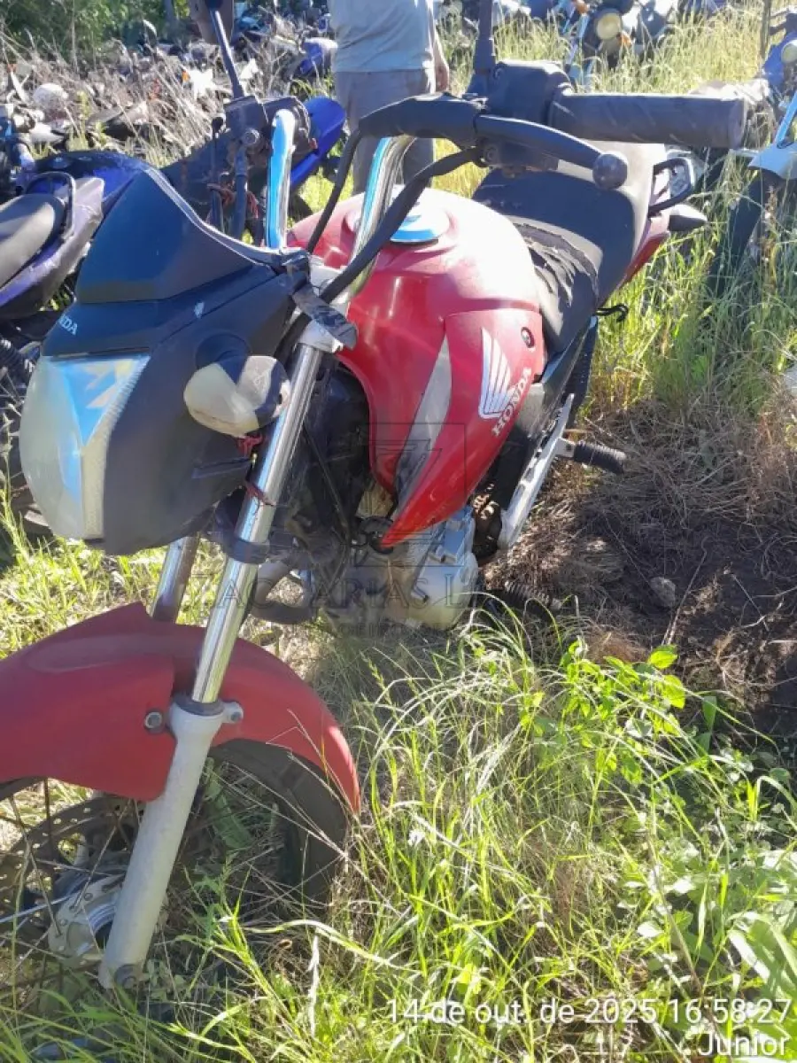 LOTE 006 - HONDA/CG150 FAN ESDI, Placa: IWM9388, ano/modelo: 2015/2015, Cor: VERMELHA, Chassi:  9C2KC1680FR204913, RENAVAM: 01047427181.