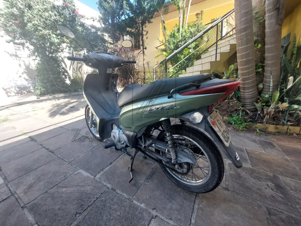 LOTE 015 - Uma motocicleta da marca HONDA/BIZ 125 ES, placa IRV8245, ano/modelo 2011/2011, na cor  verde, RENAVAM 00323749895.