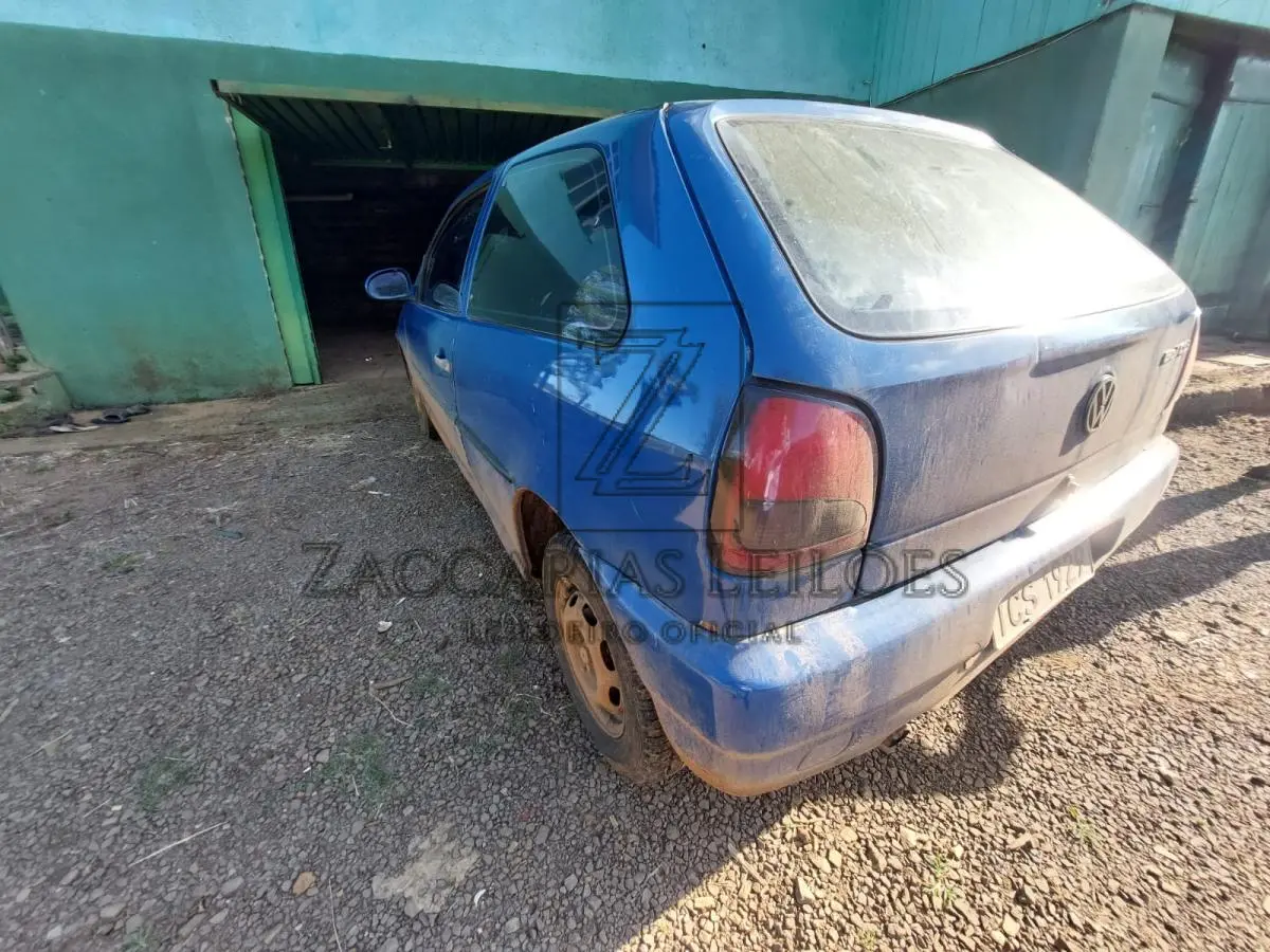 LOTE 010 - Um automóvel da marca VOLKSWAGEN/GOL CLI, placas ICS1929, na cor azul, ano/modelo  1995/1995, à gasolina, RENAVAM nº 630991952.