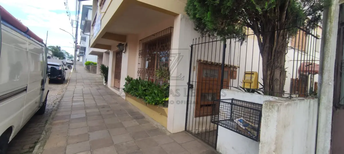 LOTE 008 - IMÓVEL: A UNIDADE 101 - sala comercial, sita no pavimento térreo do “Condomínio Libera” -  prédio nº 80 da Rua Epitácio Pessoa, nesta cidade, com a área privativa de 42,12m², área de uso  comum de 1,55m², área de construção de 43,67m², ao que corresponde uma fração ideal de 0,1416 nas  coisas de uso comum e no terreno onde se assenta o prédio; lote 286 da quadra 005, zona 01, distrito 01,  com a área de 483,00m² de terras que confrontam: ao norte, com terras de Gentil Grapegia, por 11,50  metros; ao sul, com a Rua Epitácio Pessoa, por 11,50 metros; ao leste, com terras de João Domeneghini,  por 42,00 metros e ao oeste, com terras de Idilio Sachini, por 42,00 metros. MATRÍCULA nº 10.932 do R.  I. da Comarca de Veranópolis/RS.