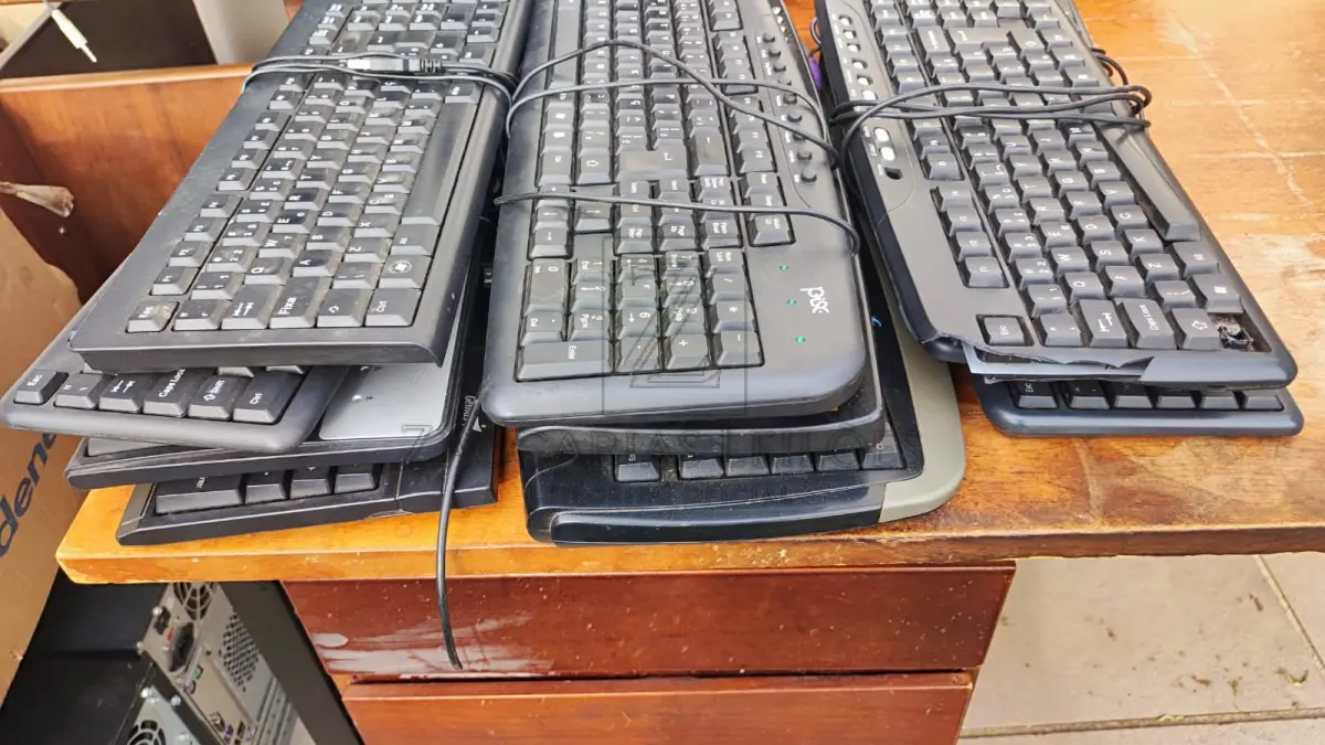 LOTE 019 - Sucatas de informática: computadores, impressoras sem uso, demais  equipamentos.