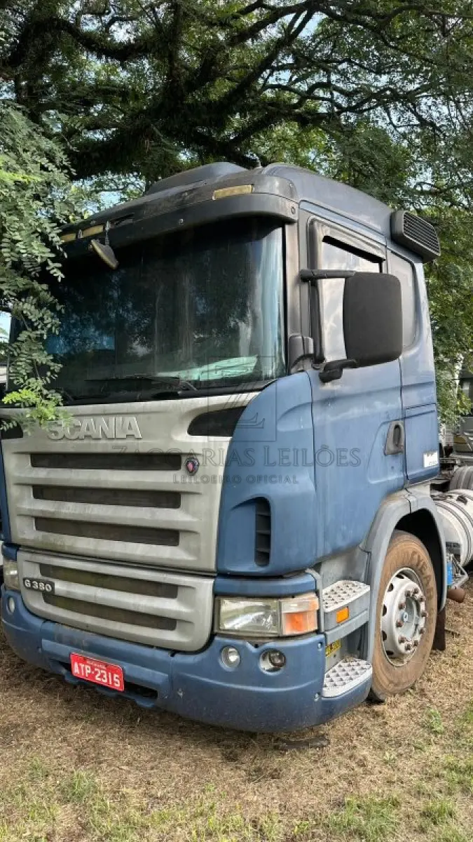 LOTE 011 - SCANIA/G 380 A4X2, Placa: ATP2315, Ano/modelo: 2009/2009, Cor: AZUL, Chassi: 9BSG4X20093646560, Motor: 8128299, Renavam: 00134140966.