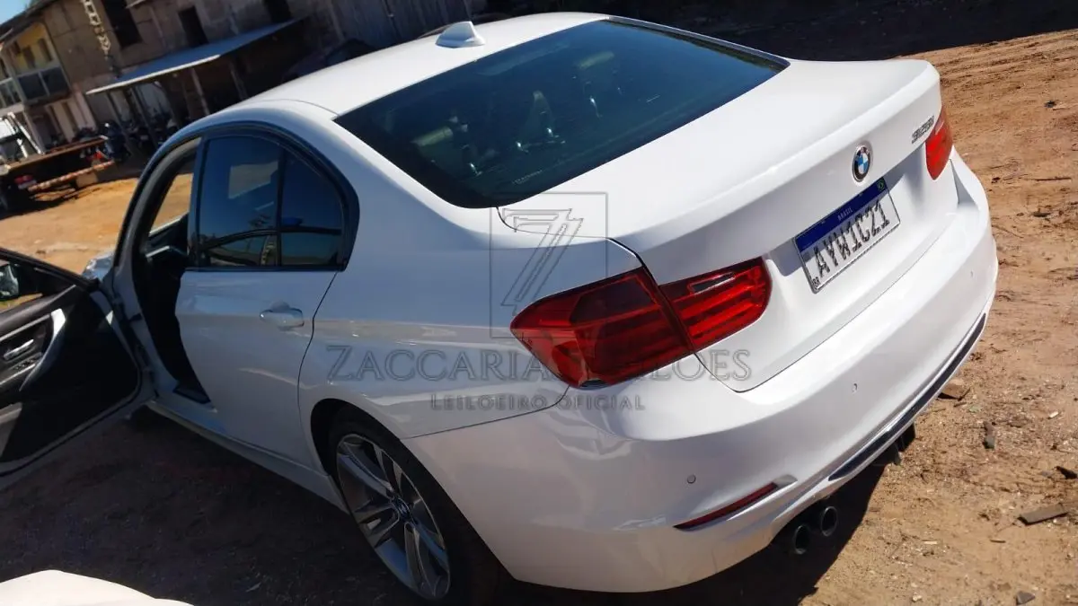 LOTE 001 - Veículo automotor de passageiros, tipo automóvel, de procedência estrangeira: MARCA/MODELO: I/BMW 328I, PLACA: AYW1C21, RENAVAM: 595156452, CHASSI: WBA3A5107EF975893, MOTOR: B4250619N20B20A, ANO FABRICAÇÃO/MODELO: 2013/2014, COR: Branca, COMBUSTÍVEL: Gasolina.