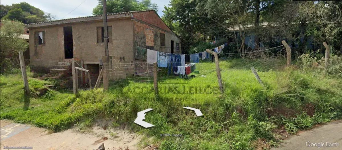 LOTE 004 - IMÓVEL: UM LOTE DE TERRENO, sob nº 13, da quadra nº 22, com a área superficial de 290,00m²  sem benfeitorias, situado à Av. Luiz Langaro, sem numeração definida, esquina com a rua Esmeralda, na  Vila Xangri-Lá, nesta cidade, confrontando: ao NORTE, com parte do lote nº5; ao LESTE, com o lote nº 14;  ao OESTE, com a Rua Esmeralda antiga nº 5; e, ao SUDOESTE, com a Avenida Luiz Langaro, antiga  estrada para Carazinho, onde faz frente. MATRÍCULA Nº 42.814, no OFICIO DE REGISTRO DE IMÓVEIS  DE PASSO FUNDO/RS.