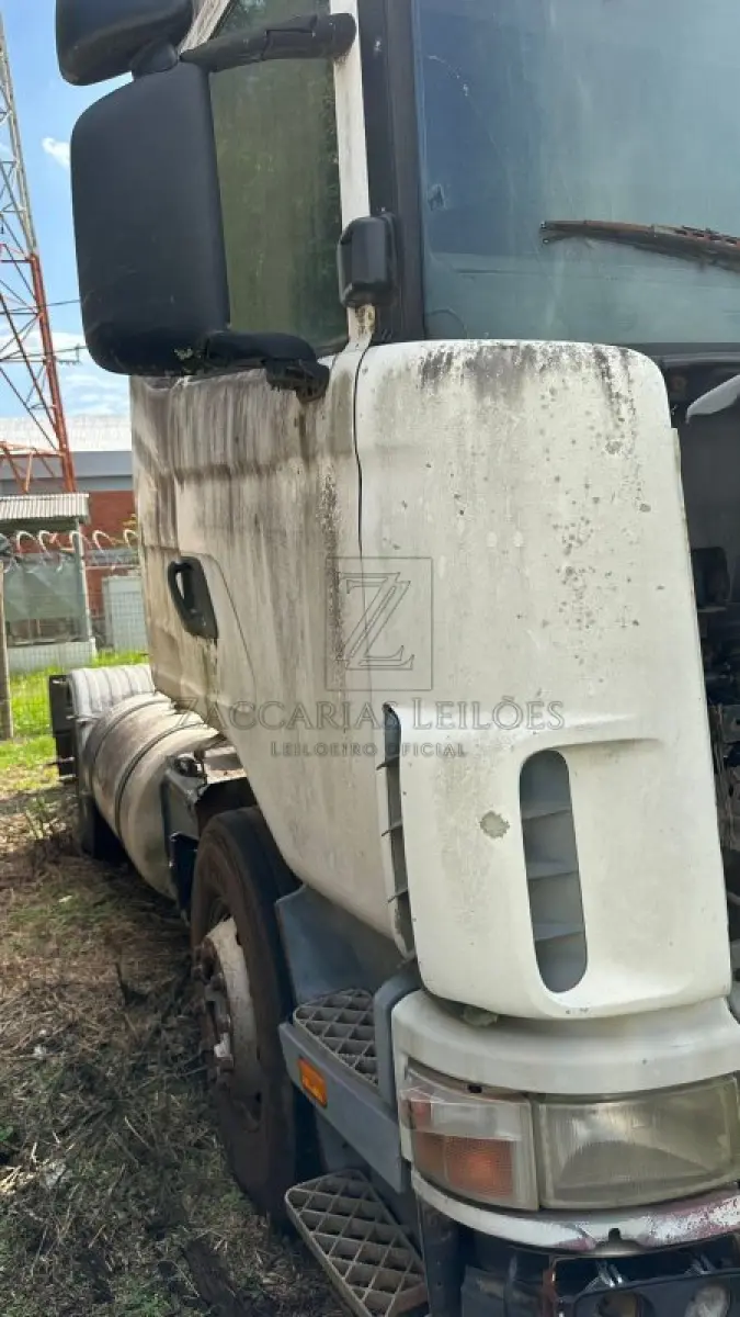 LOTE 010 - SCANIA/R124 GA4X2NZ 420, Placa: ATP2124, ano/modelo: 2005/2005, Cor: BRANCA, Chassi: 9BSR4X2A053564484, Motor: 8044914, Renavam: 849396689.