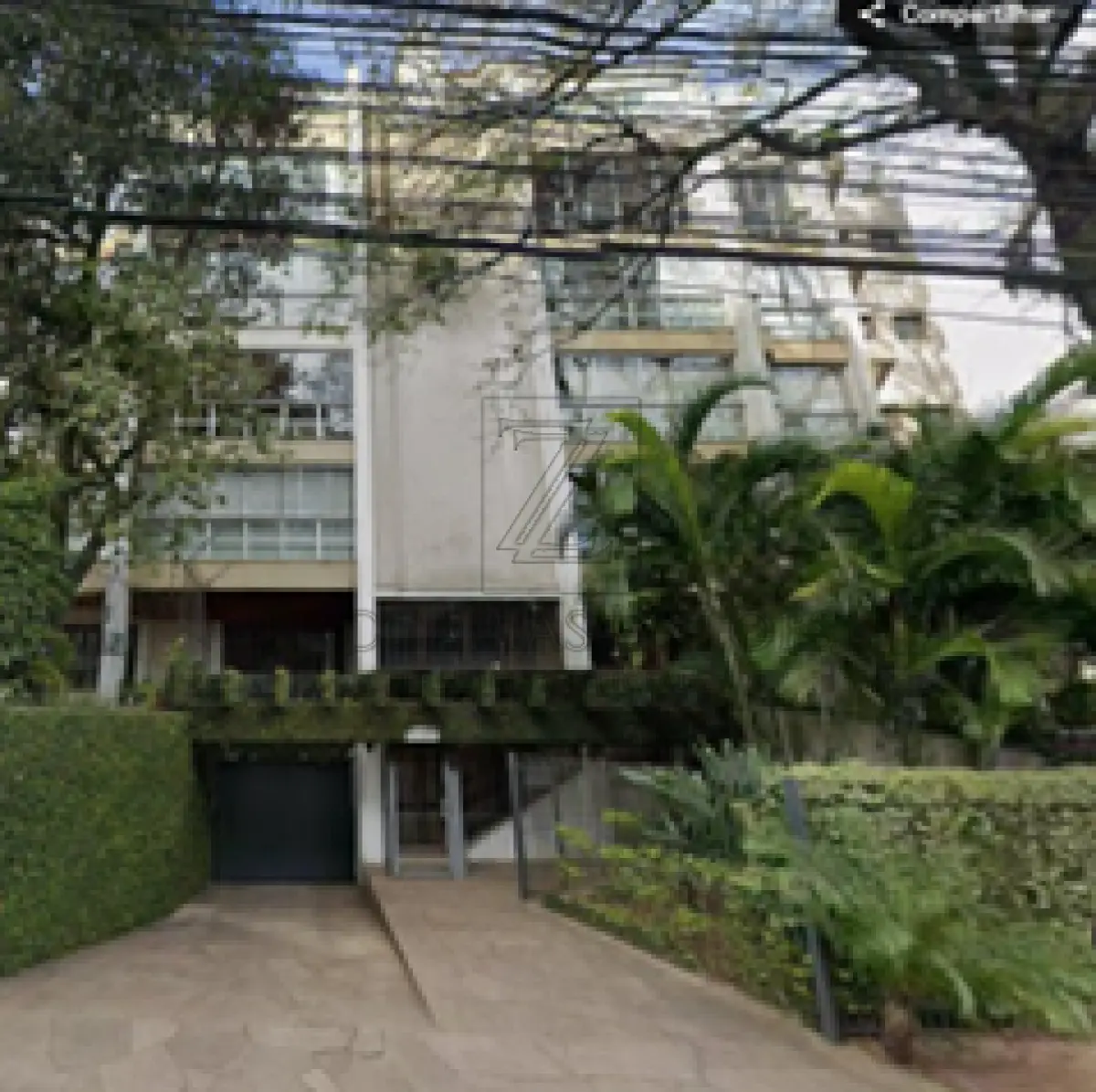 LOTE 004 - O imóvel matrícula nº 81.922 do Registro de Imóveis da 4ª Garagem nº 21, do Edifício Solar das Figueiras, localizado na Avenida Dr. Nilo Peçanha, nº 2755, com área total de 29,9790m2 e área real privativa de 15,00m2.