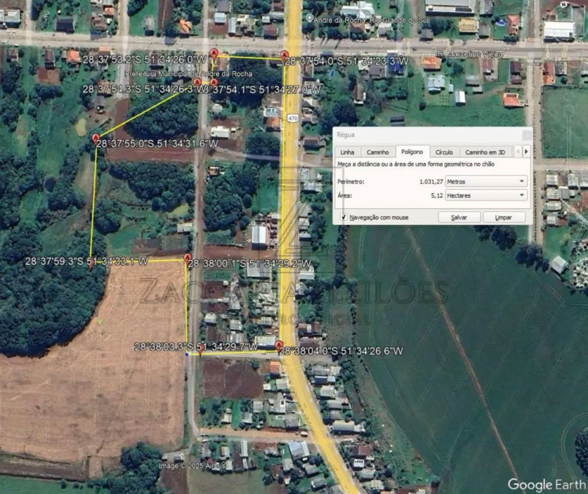 LOTE 001 - Parte ideal de uma área de terras, localizado dentro do todo maior “UMA ÁREA DE TERRAS  RURAIS, com capões de restinga e matos, com a área de 186.389,00m², situada no lugar “sem  denominação especial”, em André da Rocha – RS, confrontando: Com a Estrada Geral Buarque de  Macedo, com a estrada que vai de André da Rocha ao despraiado, com terras de sucessores de Firmino  Jaques, Atílio Gilioli e Manoel Vierira Prestes, com UMA CASA de moradia de madeira, edificada em 1968,  com 80,00m², sob nº 1582”, parte ideal assim descrita conforme Laudo de Avaliação: LOTE 01: Área de Terras com Restrição Ambiental (APP).  o  o  o  o  o  Descrição: Imóvel de matrícula nº 15.547 do Registro de Imóveis de Nova Prata/RS, localizado em  André da Rocha/RS acima e (pp. 1-2) Laudo de Avaliação.  Parte Ideal: 10.006,34 m² (p. 3).  Observação Importante: O imóvel possui Área de Preservação Permanente (APP) confirmada de  0,75 hectares (7.500 m²), o que representa restrição severa de uso e ocupação (não edificável) (pp.  3-4).