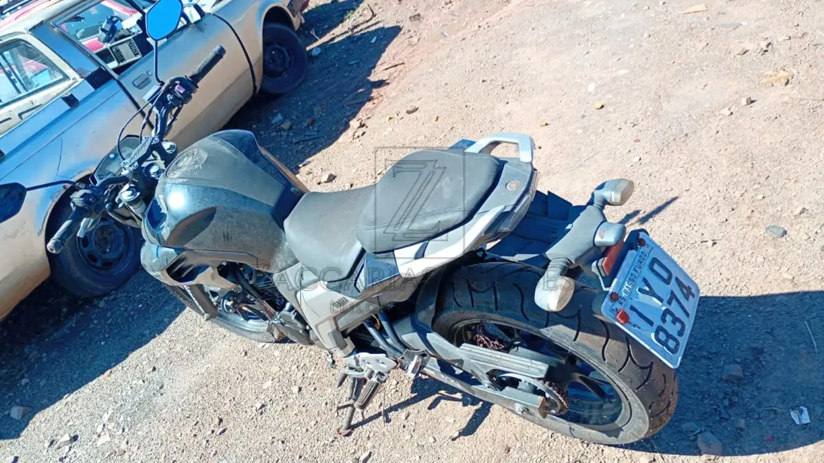 LOTE 015 - Marca/Modelo: YAMAHA/FZ25 FAZER, Placa: IYO8374, Ano/modelo: 2018/2018,  Cor: Preta, Chassi: 9C6RG5010K0008440, Renavam: 01155448690.
