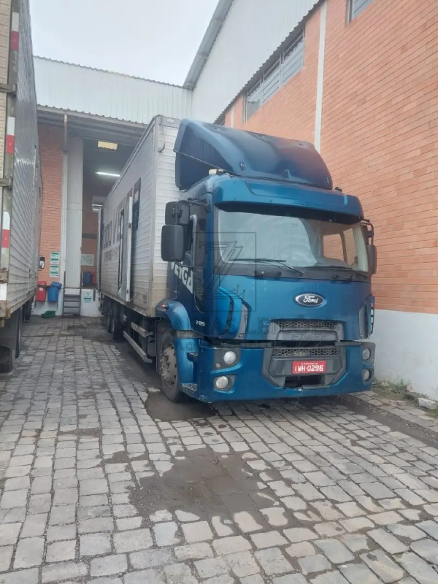 LOTE 002 - Um caminhão da marca FORD/CARGO 2429L, placas IWH0296, na cor Azul, ano/modelo 2014/2015, RENAVAM 01035407490, carroceria fechada .