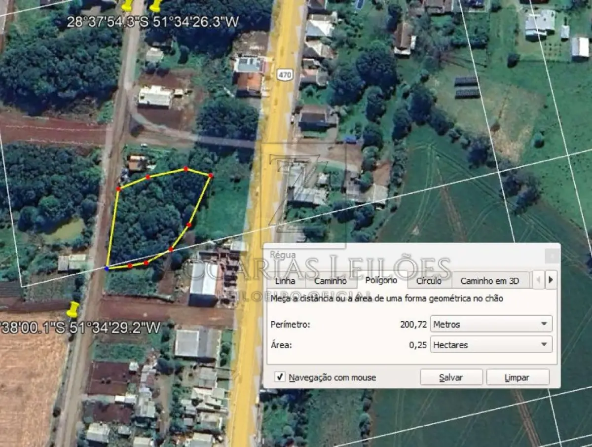 LOTE 001 - Parte ideal de uma área de terras, localizado dentro do todo maior “UMA ÁREA DE TERRAS  RURAIS, com capões de restinga e matos, com a área de 186.389,00m², situada no lugar “sem  denominação especial”, em André da Rocha – RS, confrontando: Com a Estrada Geral Buarque de  Macedo, com a estrada que vai de André da Rocha ao despraiado, com terras de sucessores de Firmino  Jaques, Atílio Gilioli e Manoel Vierira Prestes, com UMA CASA de moradia de madeira, edificada em 1968,  com 80,00m², sob nº 1582”, parte ideal assim descrita conforme Laudo de Avaliação: LOTE 01: Área de Terras com Restrição Ambiental (APP).  o  o  o  o  o  Descrição: Imóvel de matrícula nº 15.547 do Registro de Imóveis de Nova Prata/RS, localizado em  André da Rocha/RS acima e (pp. 1-2) Laudo de Avaliação.  Parte Ideal: 10.006,34 m² (p. 3).  Observação Importante: O imóvel possui Área de Preservação Permanente (APP) confirmada de  0,75 hectares (7.500 m²), o que representa restrição severa de uso e ocupação (não edificável) (pp.  3-4).