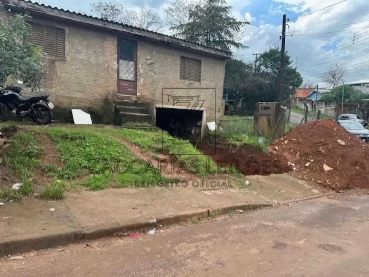 LOTE 004 - IMÓVEL: UM LOTE DE TERRENO, sob nº 13, da quadra nº 22, com a área superficial de 290,00m²  sem benfeitorias, situado à Av. Luiz Langaro, sem numeração definida, esquina com a rua Esmeralda, na  Vila Xangri-Lá, nesta cidade, confrontando: ao NORTE, com parte do lote nº5; ao LESTE, com o lote nº 14;  ao OESTE, com a Rua Esmeralda antiga nº 5; e, ao SUDOESTE, com a Avenida Luiz Langaro, antiga  estrada para Carazinho, onde faz frente. MATRÍCULA Nº 42.814, no OFICIO DE REGISTRO DE IMÓVEIS  DE PASSO FUNDO/RS.