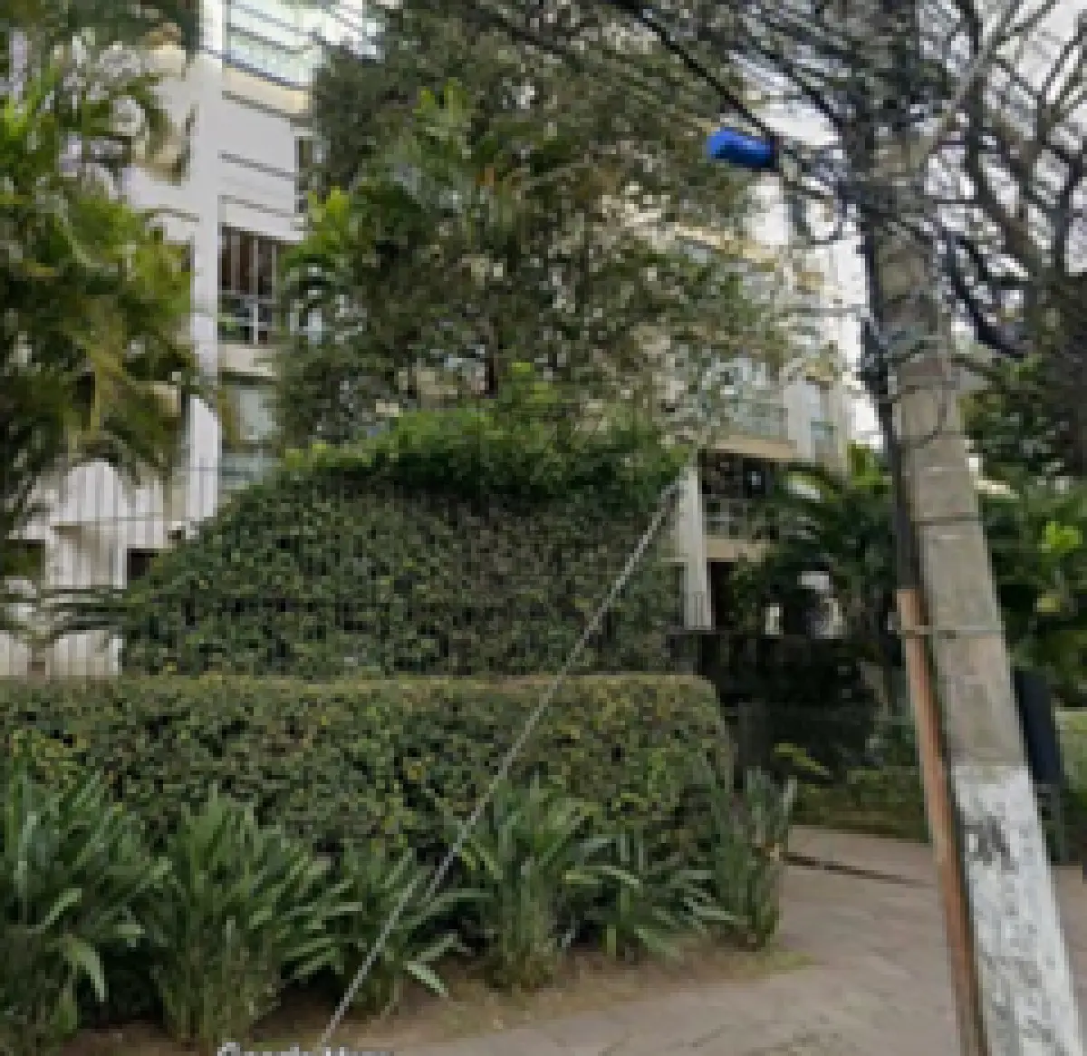 LOTE 001 - O imóvel matrícula nº 81.899 do Registro de Imóveis da 4ª o apartamento nº 402, do Edifício Solar das Figueiras, localizado na Avenida Dr. Nilo Peçanha, nº 2755,  no quinto pavimento, de frente e a direita de quem da Avenida Nilo Peçanha olhar o prédio, sendo composto de sala de estar#jantar com terraço e com churrasqueira, vestíbulo, lavabo, circulação, três dormitórios, sendo um com banheiro e vestiário privativos, banheiro, copa, cozinha, lavanderia, despensa e sanitário auxiliar, com área real total de 204,3604 m2, área real privativa de 153,9150 m2, área real de uso comum de 50,4454 m2, correspondendo-lhe a fração ideal de 0,09713 no terreno e nas coisas de uso comum.
