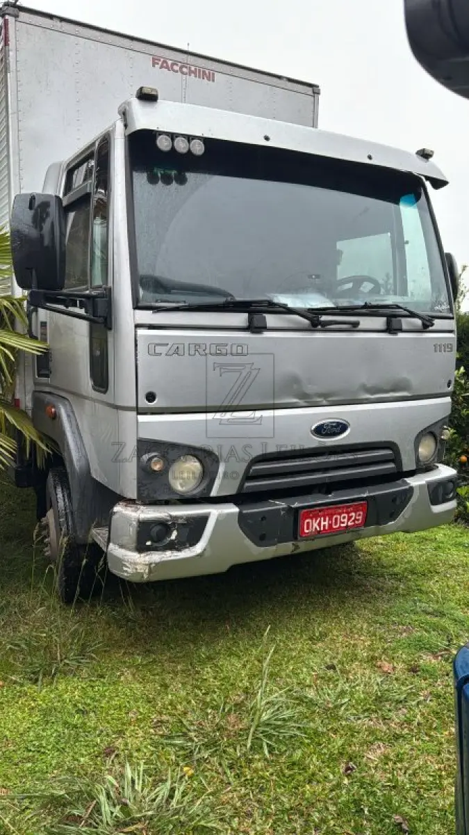 LOTE 003 - Um caminhão da marca FORD/CARGO 1119, placas OKH0929, ano/modelo 2014/2015, na cor prata, REANVAM 01038017758, Carroceria Fechada.