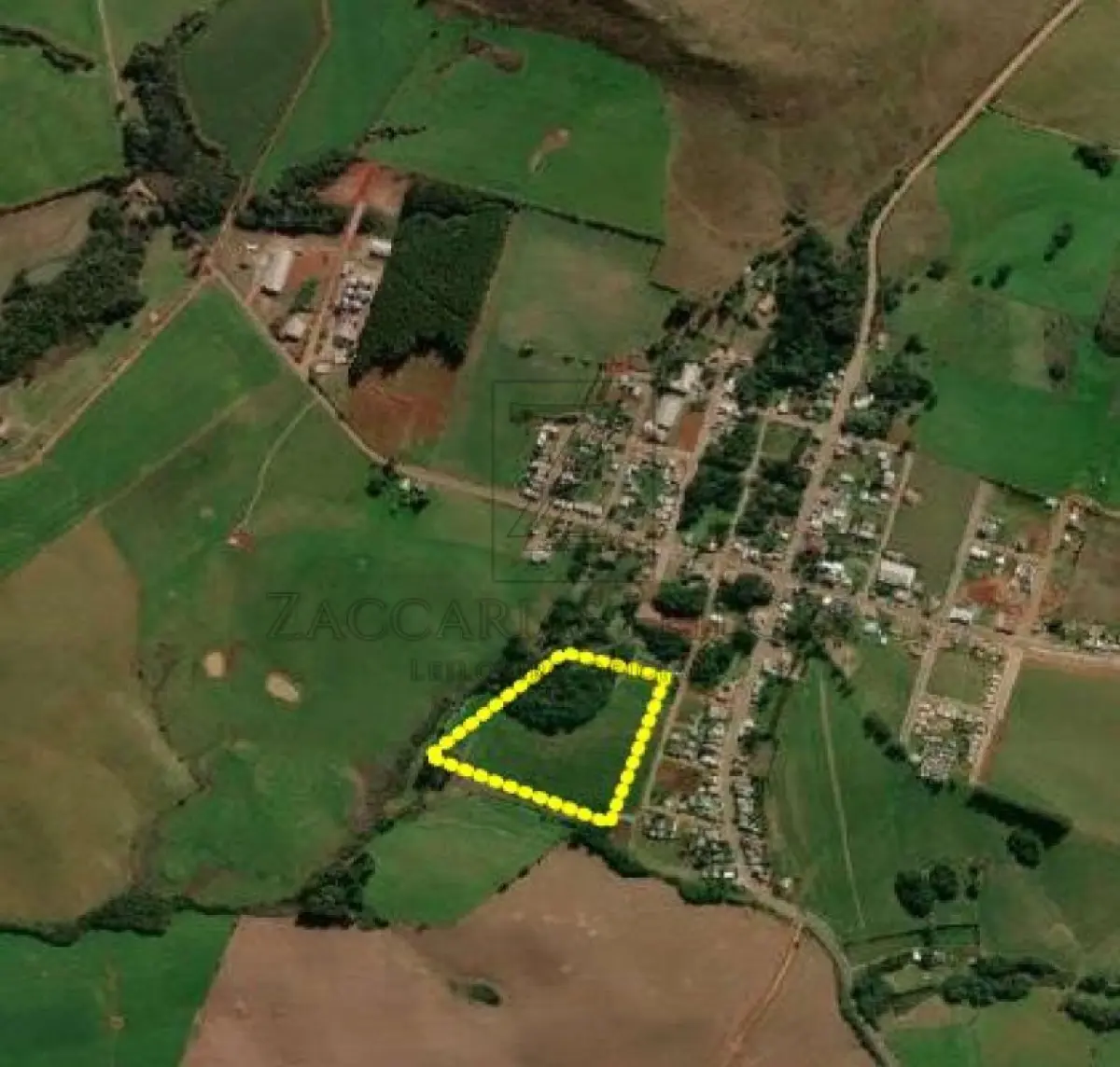LOTE 001 - Parte ideal de uma área de terras, localizado dentro do todo maior “UMA ÁREA DE TERRAS  RURAIS, com capões de restinga e matos, com a área de 186.389,00m², situada no lugar “sem  denominação especial”, em André da Rocha – RS, confrontando: Com a Estrada Geral Buarque de  Macedo, com a estrada que vai de André da Rocha ao despraiado, com terras de sucessores de Firmino  Jaques, Atílio Gilioli e Manoel Vierira Prestes, com UMA CASA de moradia de madeira, edificada em 1968,  com 80,00m², sob nº 1582”, parte ideal assim descrita conforme Laudo de Avaliação: LOTE 01: Área de Terras com Restrição Ambiental (APP).  o  o  o  o  o  Descrição: Imóvel de matrícula nº 15.547 do Registro de Imóveis de Nova Prata/RS, localizado em  André da Rocha/RS acima e (pp. 1-2) Laudo de Avaliação.  Parte Ideal: 10.006,34 m² (p. 3).  Observação Importante: O imóvel possui Área de Preservação Permanente (APP) confirmada de  0,75 hectares (7.500 m²), o que representa restrição severa de uso e ocupação (não edificável) (pp.  3-4).