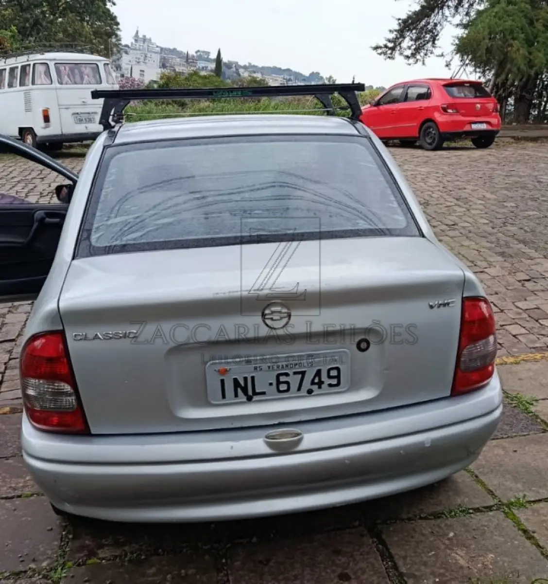 LOTE 005 - Um automóvel da marca GM-CHEVROLET/CLASSIC LIFE, placas INL6749, na cor  prata, à Gasolina, ano/modelo 2005/2005, RENAVAM 901712655.