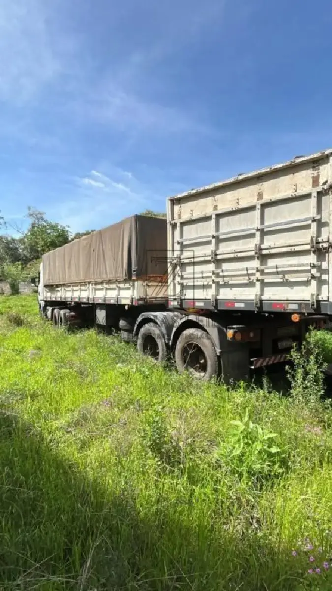 LOTE 008 - Semirreboque de carga da marca RANDON SR CA, ano/modelo 2005/2005, dois eixos cor branca, placa MFL5F32, chassis nº 9ADG075255M216915. Avaliado em R$ 40.000,00. 250135 numero do ativo.