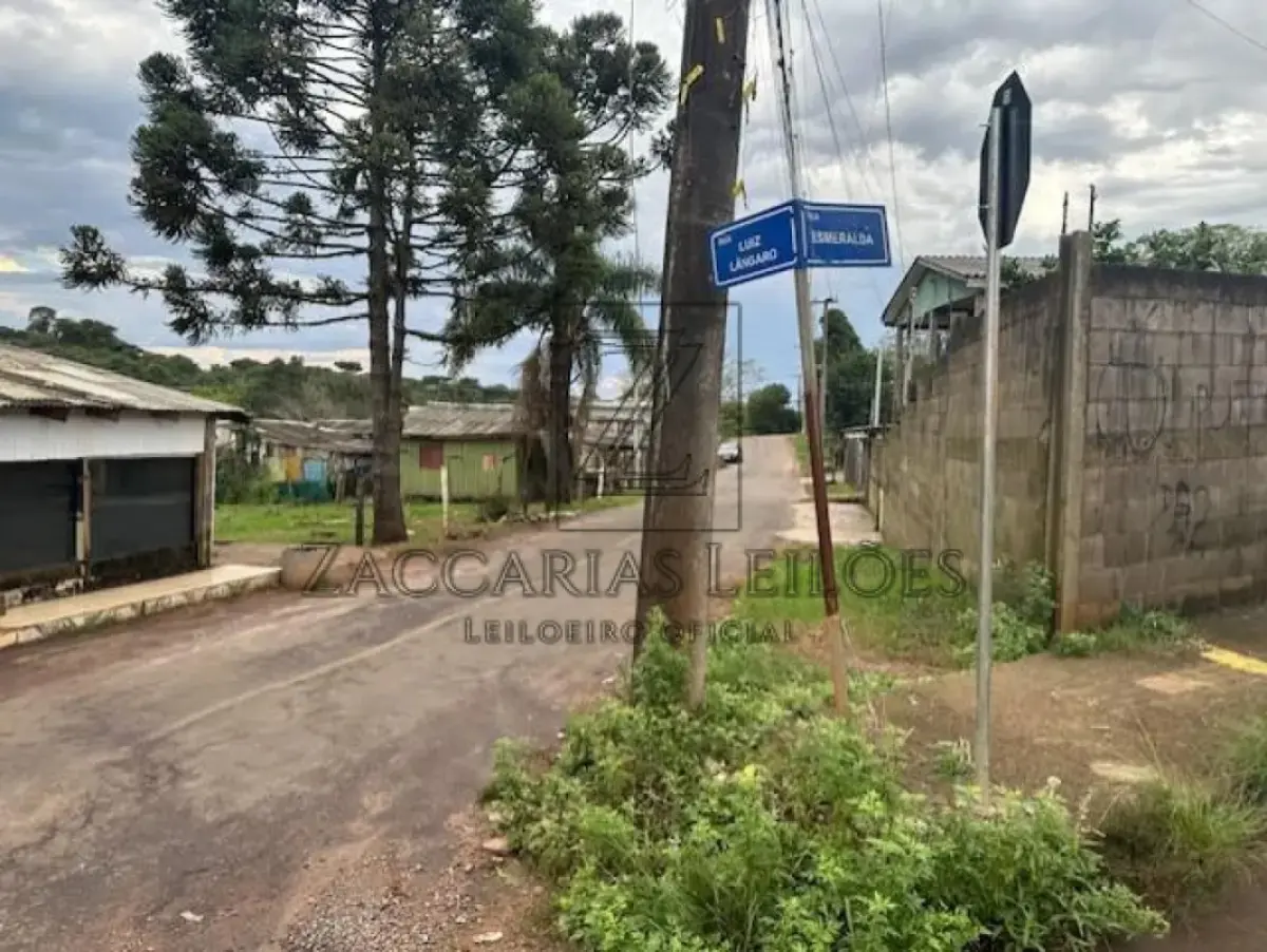 LOTE 004 - IMÓVEL: UM LOTE DE TERRENO, sob nº 13, da quadra nº 22, com a área superficial de 290,00m²  sem benfeitorias, situado à Av. Luiz Langaro, sem numeração definida, esquina com a rua Esmeralda, na  Vila Xangri-Lá, nesta cidade, confrontando: ao NORTE, com parte do lote nº5; ao LESTE, com o lote nº 14;  ao OESTE, com a Rua Esmeralda antiga nº 5; e, ao SUDOESTE, com a Avenida Luiz Langaro, antiga  estrada para Carazinho, onde faz frente. MATRÍCULA Nº 42.814, no OFICIO DE REGISTRO DE IMÓVEIS  DE PASSO FUNDO/RS.