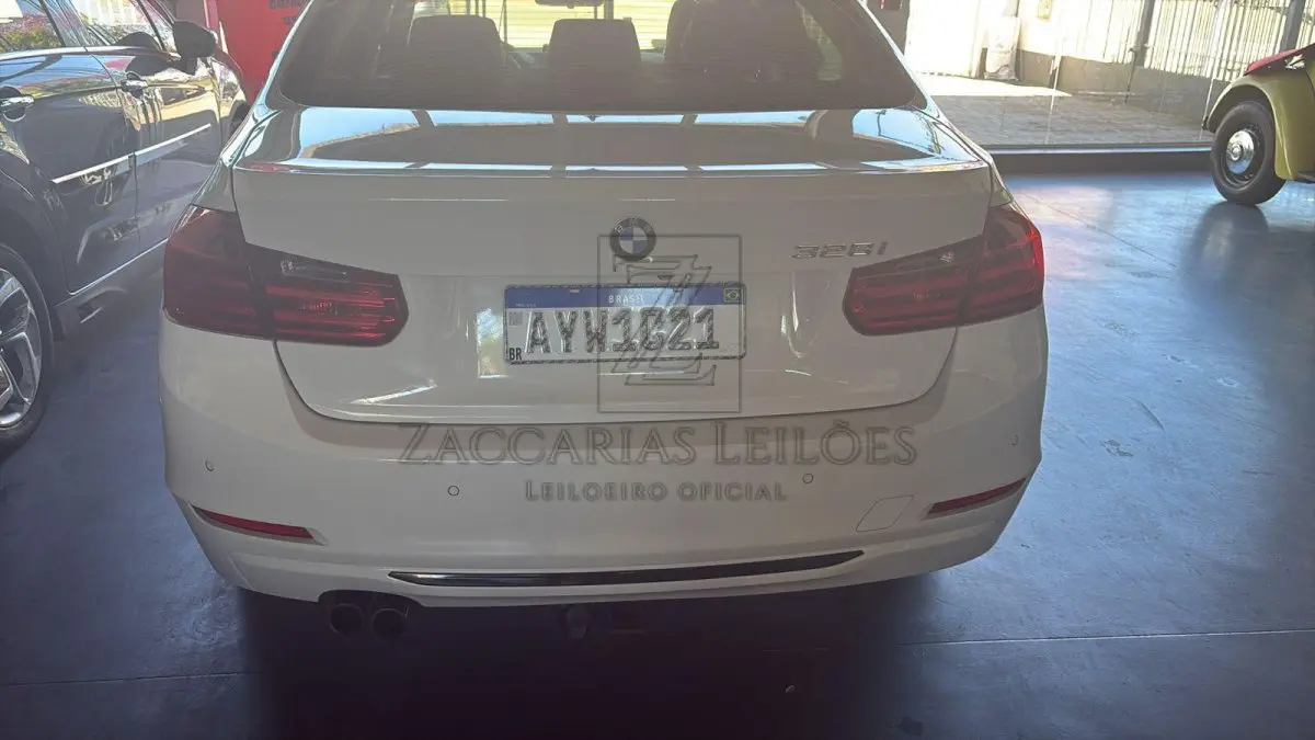 LOTE 001 - Veículo automotor de passageiros, tipo automóvel, de procedência estrangeira: MARCA/MODELO: I/BMW 328I, PLACA: AYW1C21, RENAVAM: 595156452, CHASSI: WBA3A5107EF975893, MOTOR: B4250619N20B20A, ANO FABRICAÇÃO/MODELO: 2013/2014, COR: Branca, COMBUSTÍVEL: Gasolina.