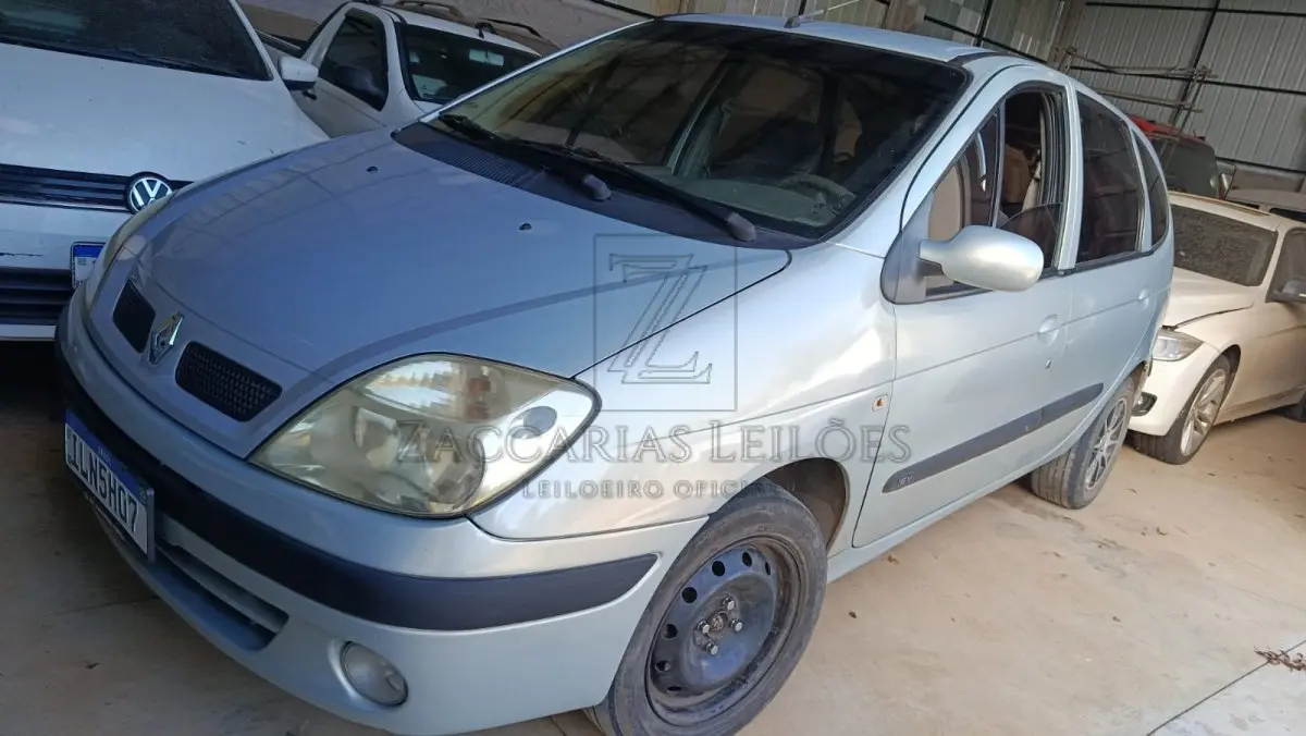 LOTE 007 - Um automóvel da marca RENAULT/SCENIC EXP 1616V, placas ILN5H07, na cor prata,  ano/modelo 2003/2004, à Gasolina, RENAVAM 816890323, Chassi 93YJA00254J471156.